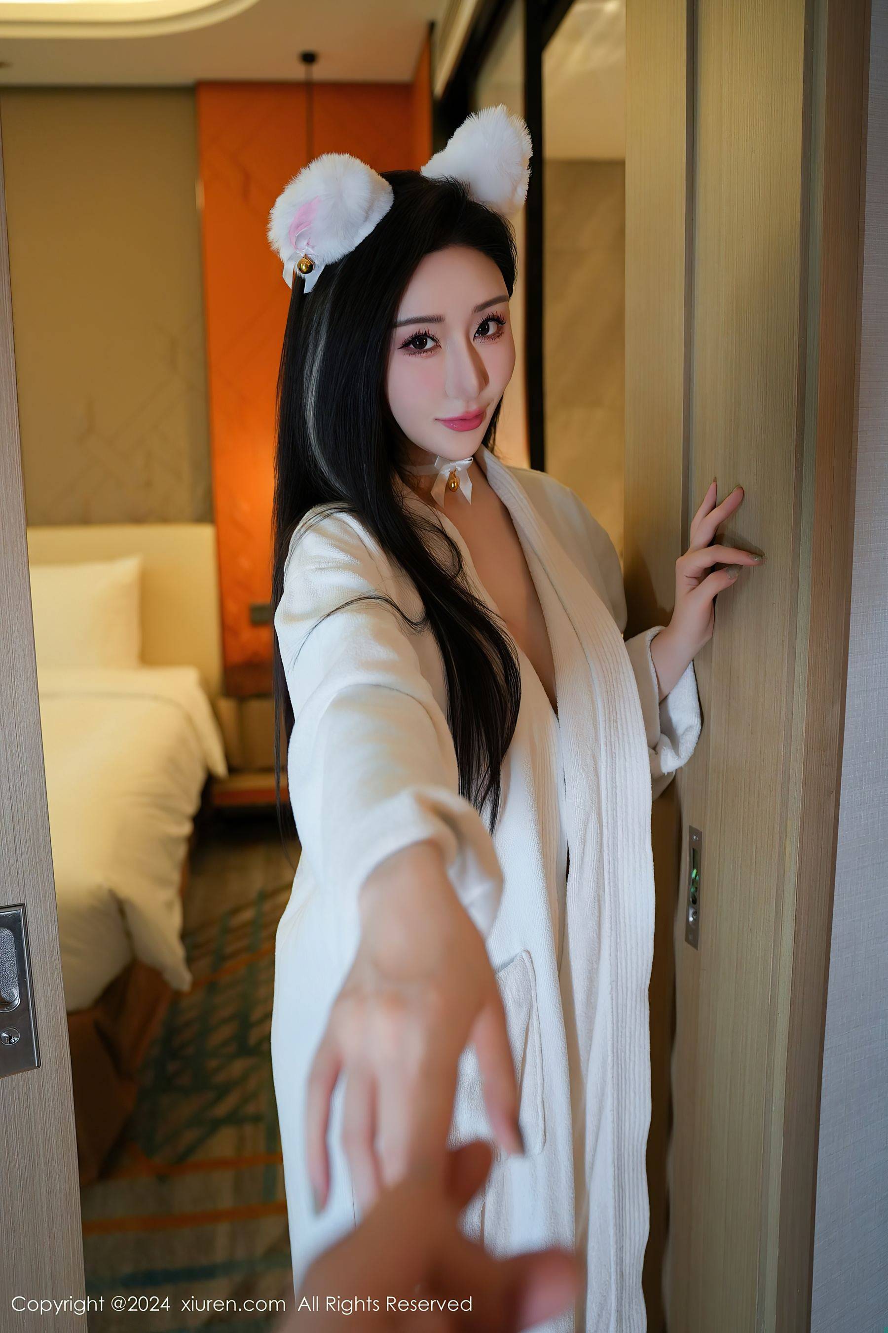 [XiuRen秀人网] No.8679 田兮白 丝袜美腿Xiuren秀人写真高清美女套图写真下载-看套图看套图