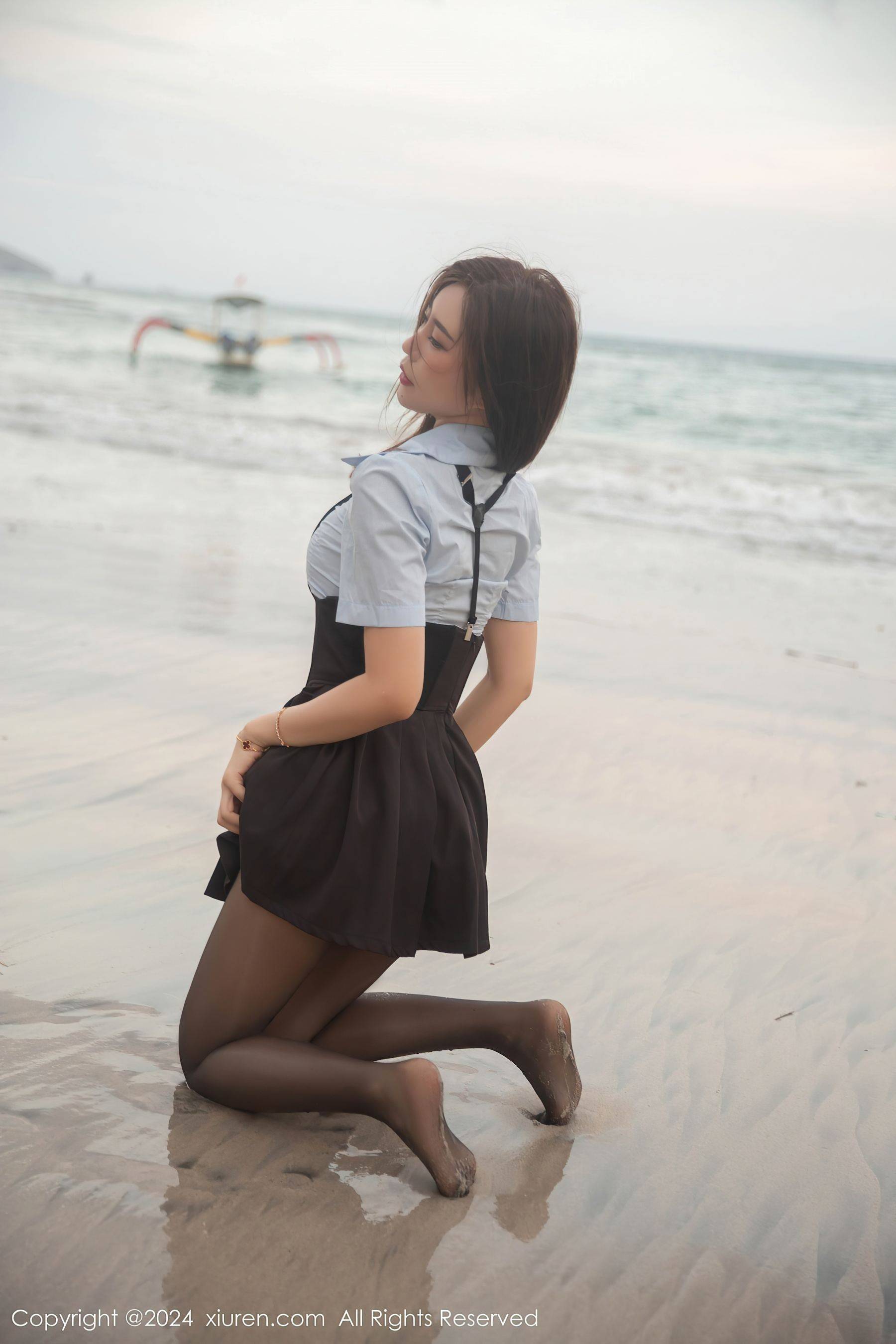 [XiuRen秀人网] No.8752 绮里嘉ula 黑丝短裙Xiuren秀人写真高清美女套图写真下载-看套图看套图