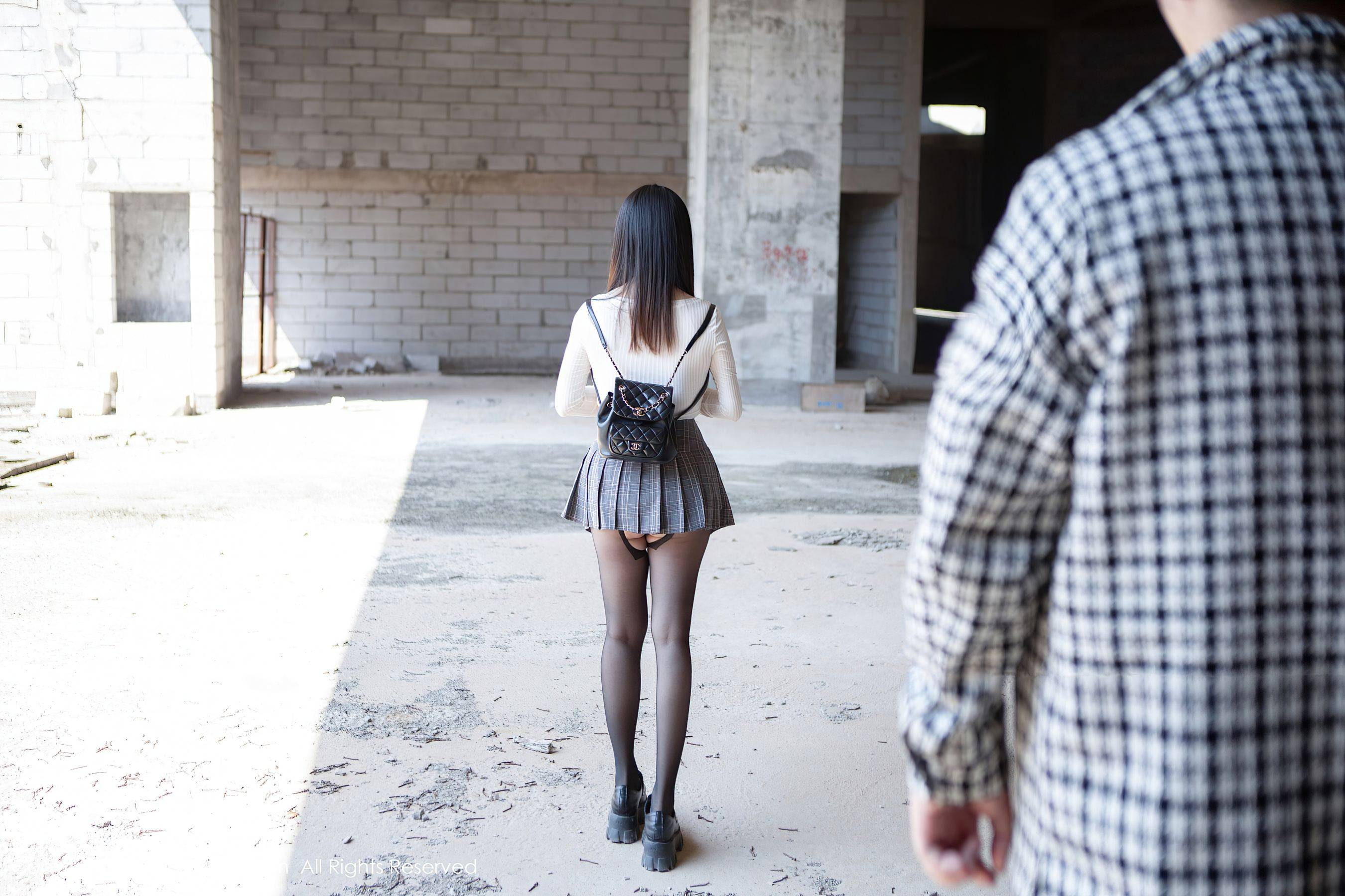 [XiuRen秀人网] No.8439 豆瓣酱 美腿黑丝Xiuren秀人写真高清美女套图写真下载-看套图看套图