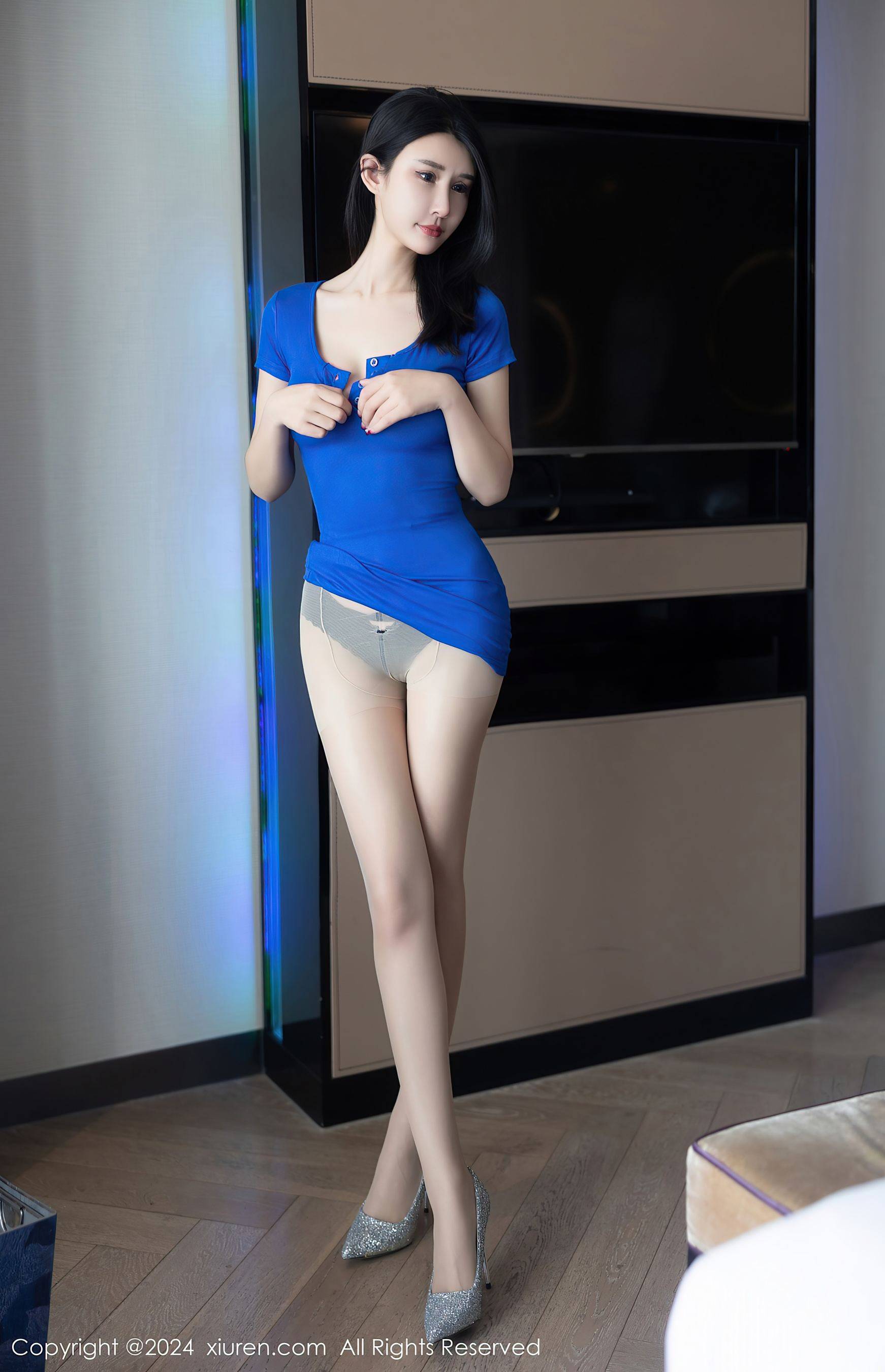 [XiuRen秀人网] No.7900 艺艺yiyi 丝袜美腿Xiuren秀人写真高清美女套图写真下载-看套图看套图