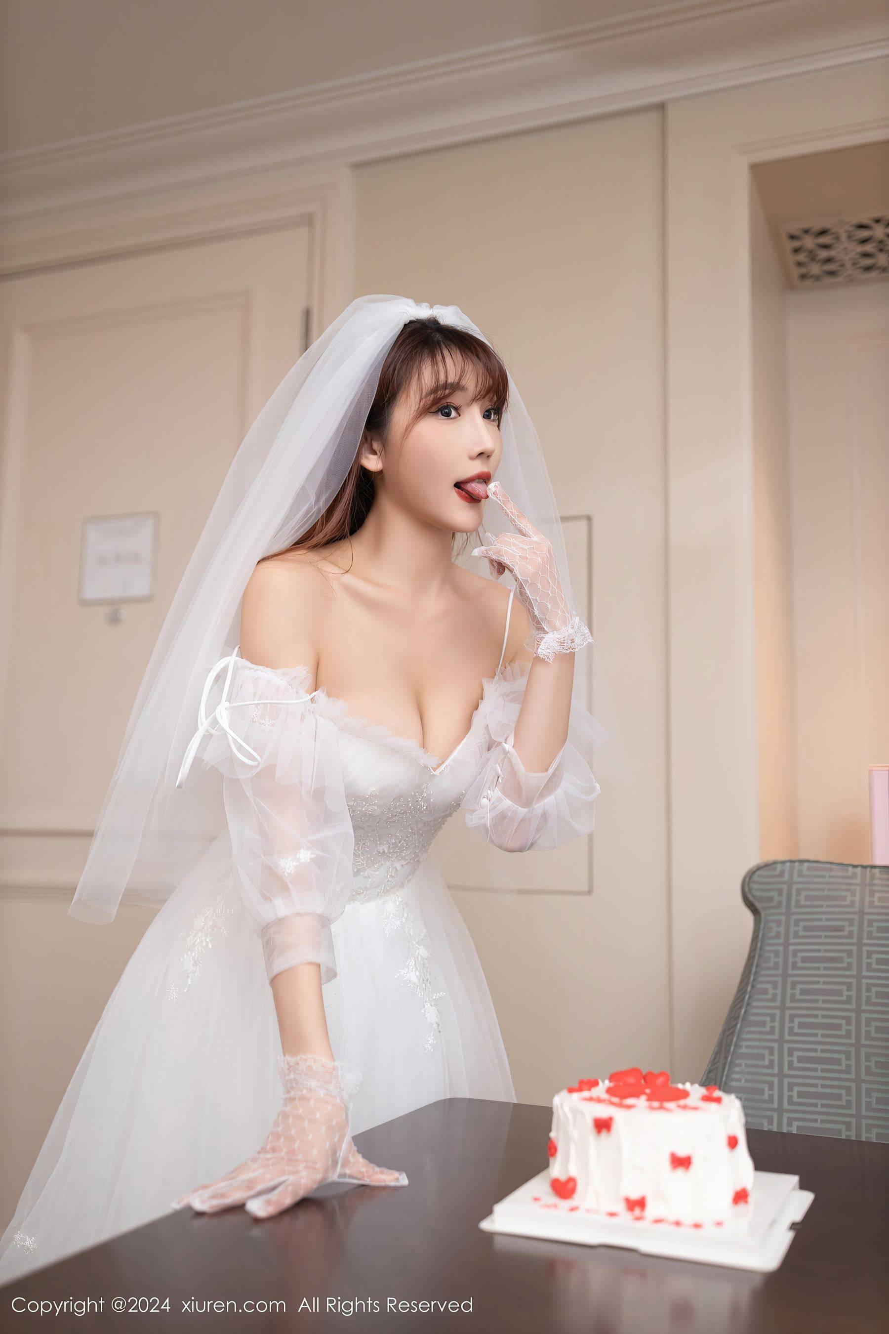 [XiuRen秀人网] No.8418 陆萱萱 丝袜美腿Xiuren秀人写真高清美女套图写真下载-看套图看套图