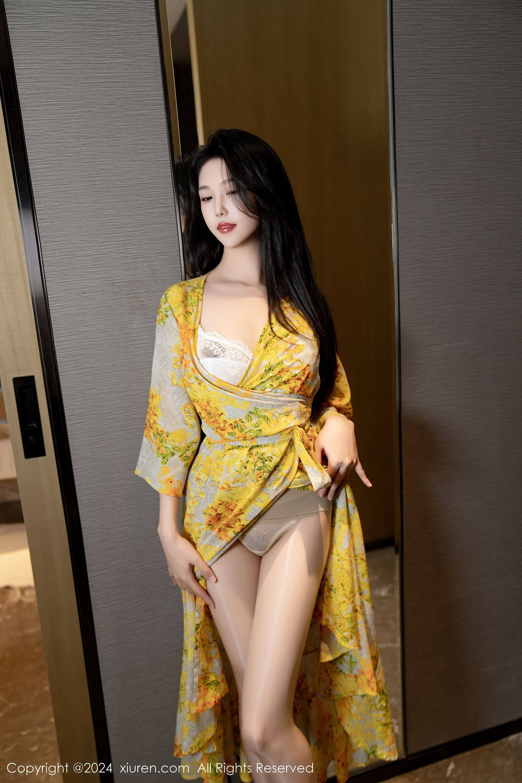 [XiuRen秀人网] No.7981 利世 丝袜美腿Xiuren秀人写真高清美女套图写真下载-看套图看套图