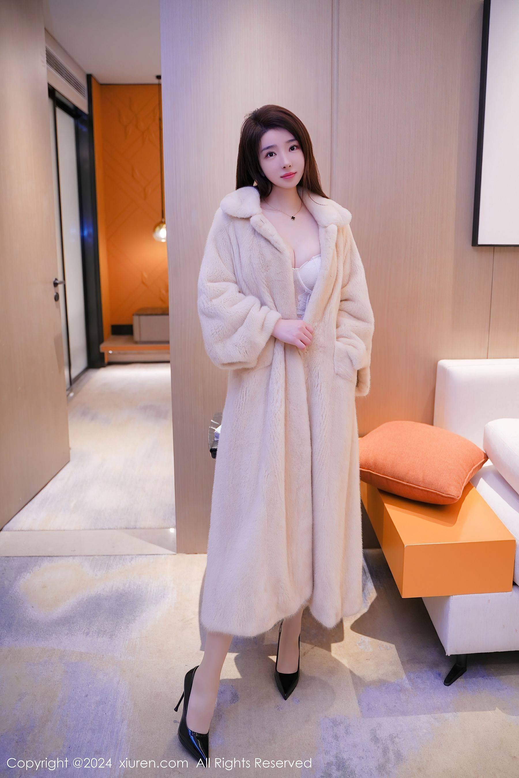 [XiuRen秀人网] No.8013 雨儿酱eve 丝袜美腿Xiuren秀人写真高清美女套图写真下载-看套图看套图