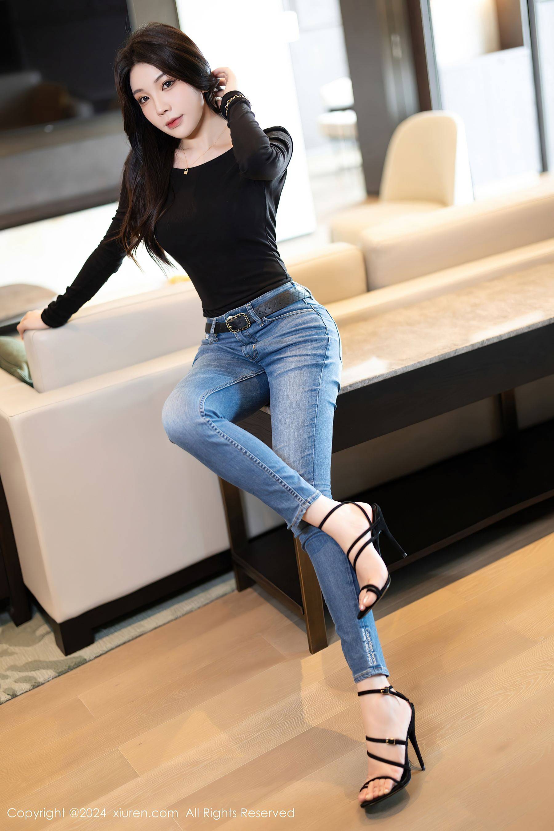 [XiuRen秀人网] No.8385 徐莉芝Booty 黑丝美腿Xiuren秀人写真高清美女套图写真下载-看套图看套图