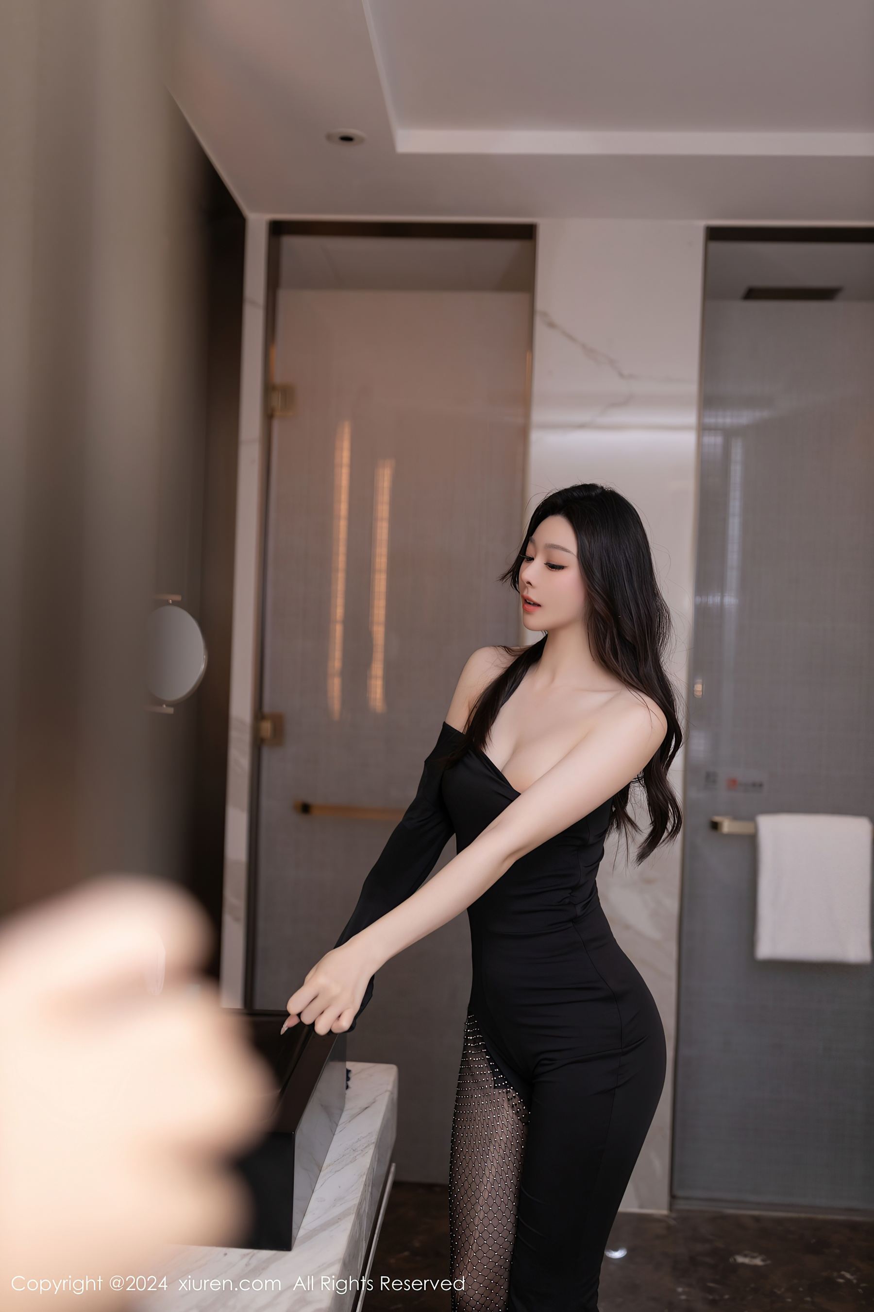 [XiuRen秀人网] No.9386 小逗逗 美腿黑丝Xiuren秀人写真高清美女套图写真下载-看套图看套图