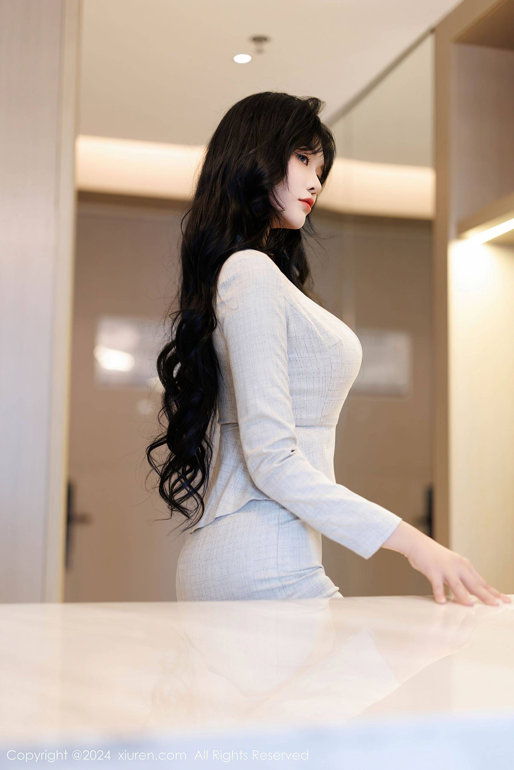 [XiuRen秀人网] No.9398 娜比 丝袜短裙Xiuren秀人写真高清美女套图写真下载-看套图看套图