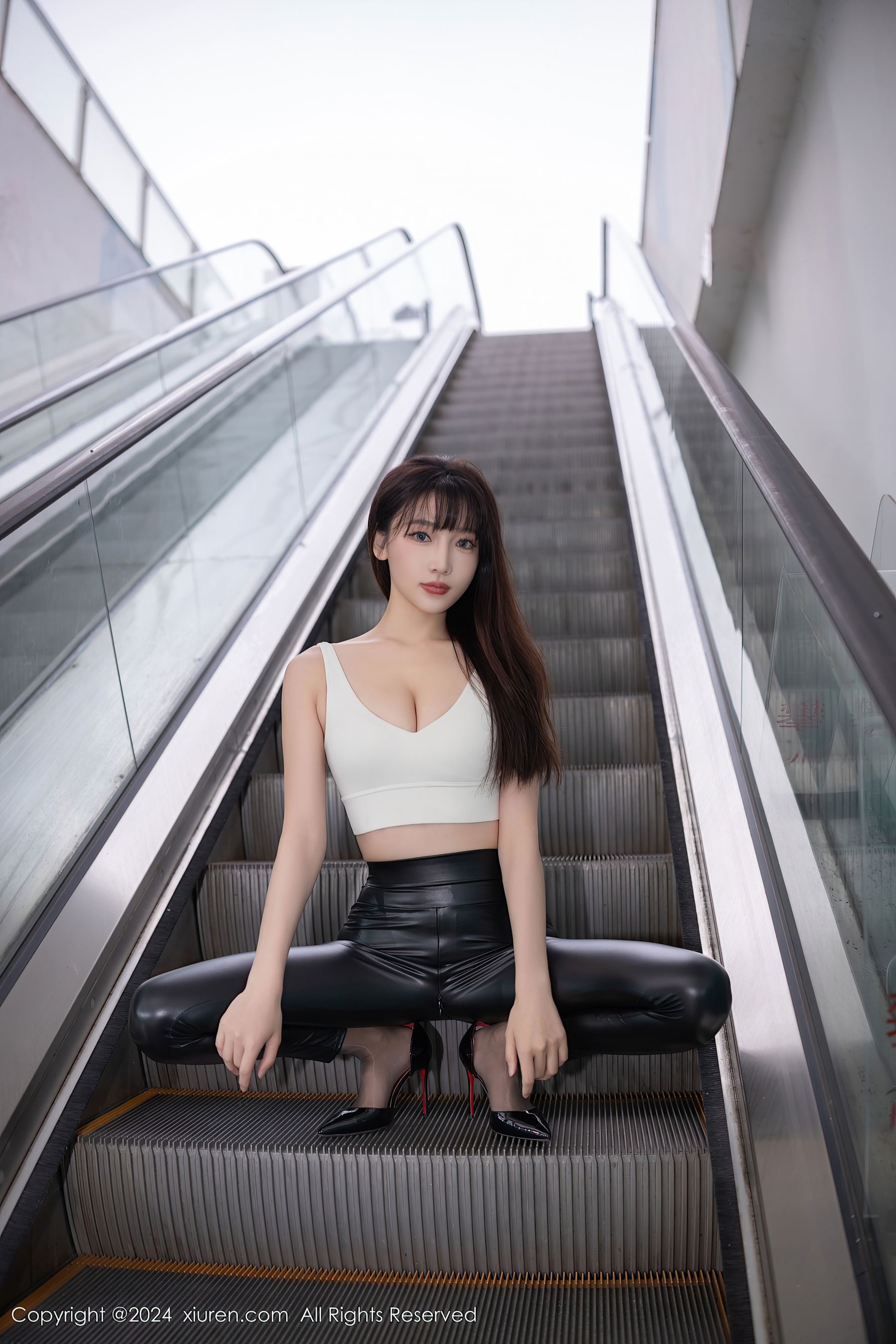 [XiuRen秀人网] No.9377 陆萱萱 黑丝美腿Xiuren秀人写真高清美女套图写真下载-看套图看套图