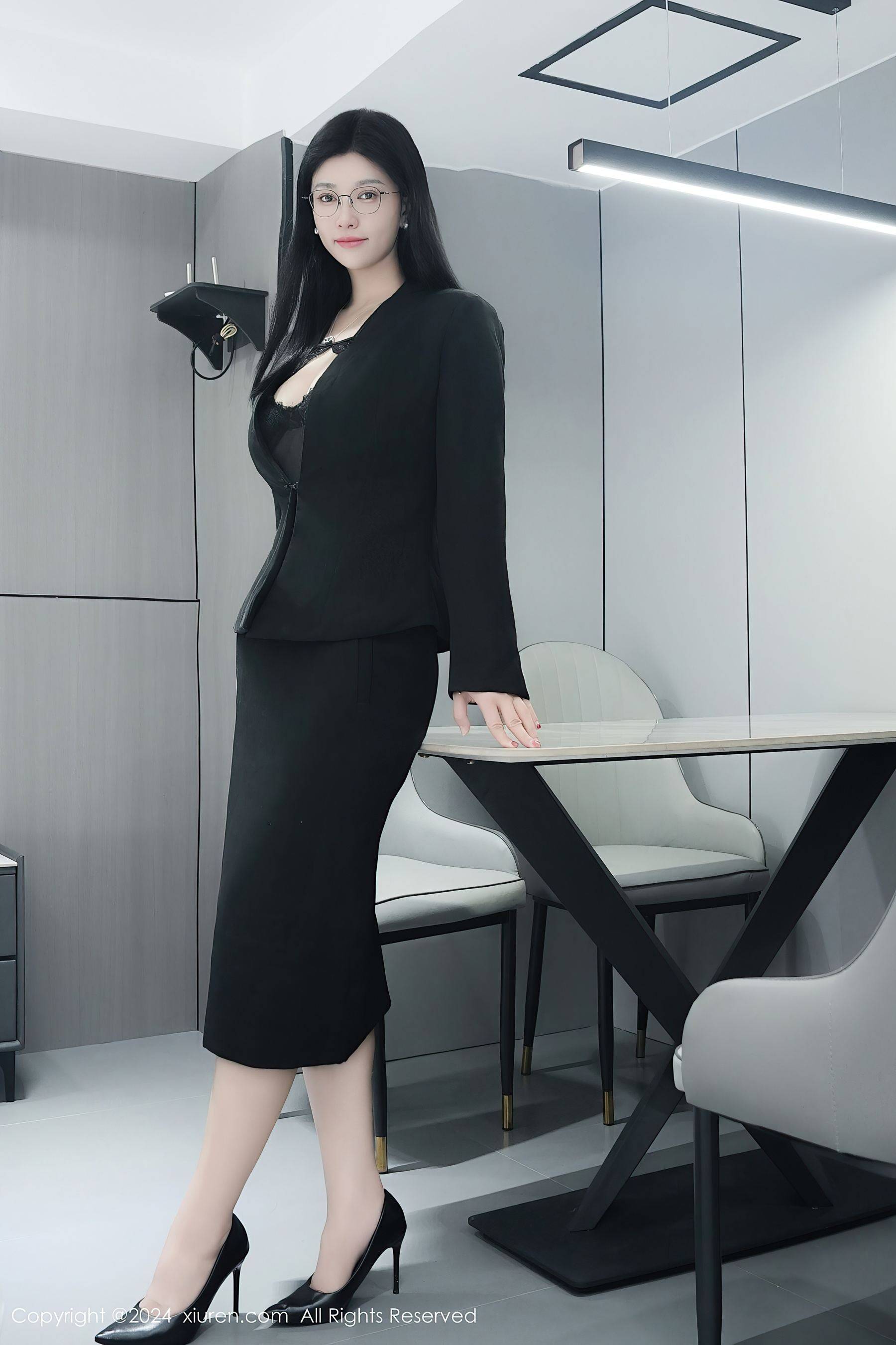 [XiuRen秀人网] No.9639 雅茹老师 黑丝美臀Xiuren秀人写真高清美女套图写真下载-看套图看套图