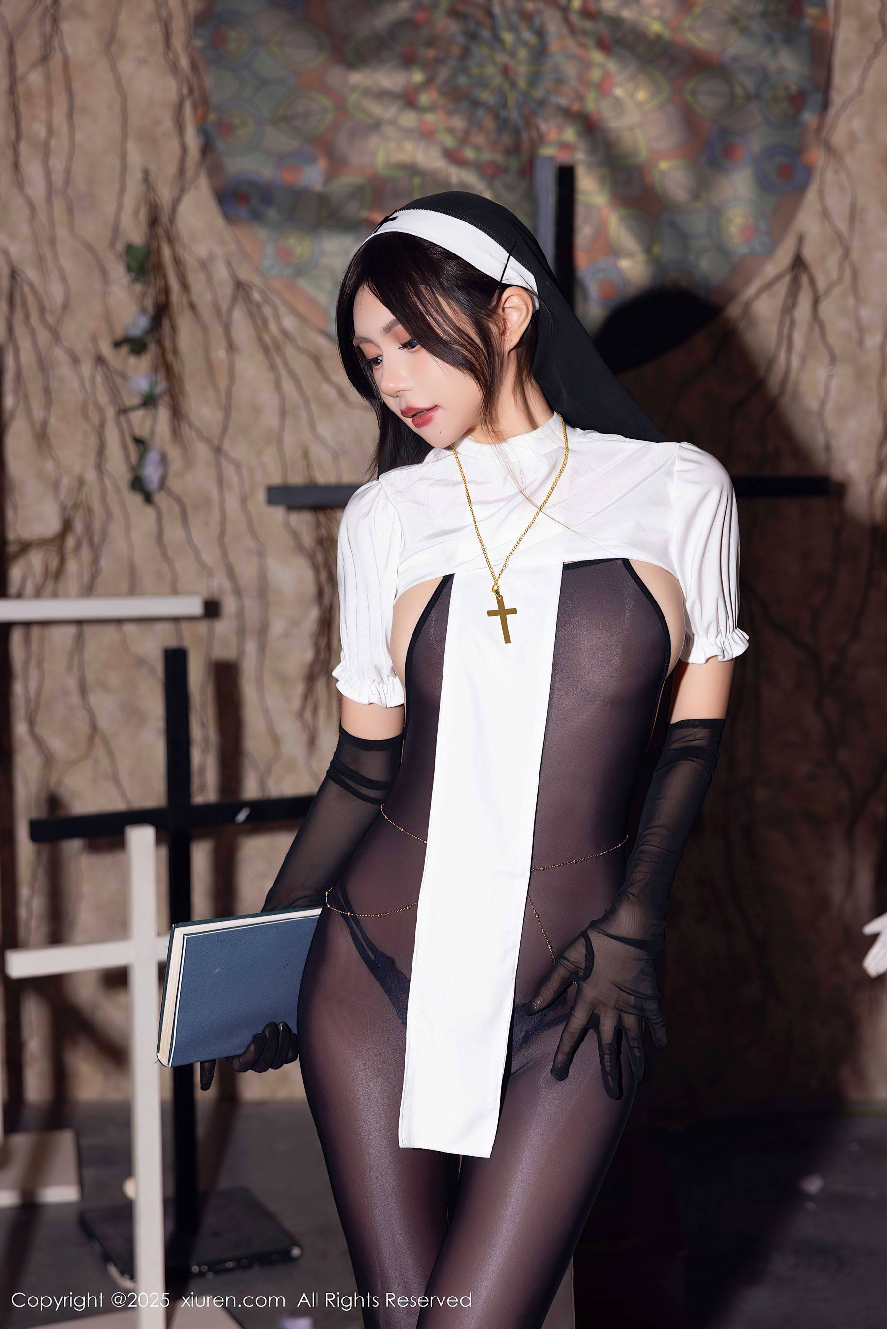 [XiuRen秀人网] No.9774 绮里嘉ula 黑丝美腿Xiuren秀人写真高清美女套图写真下载-看套图看套图