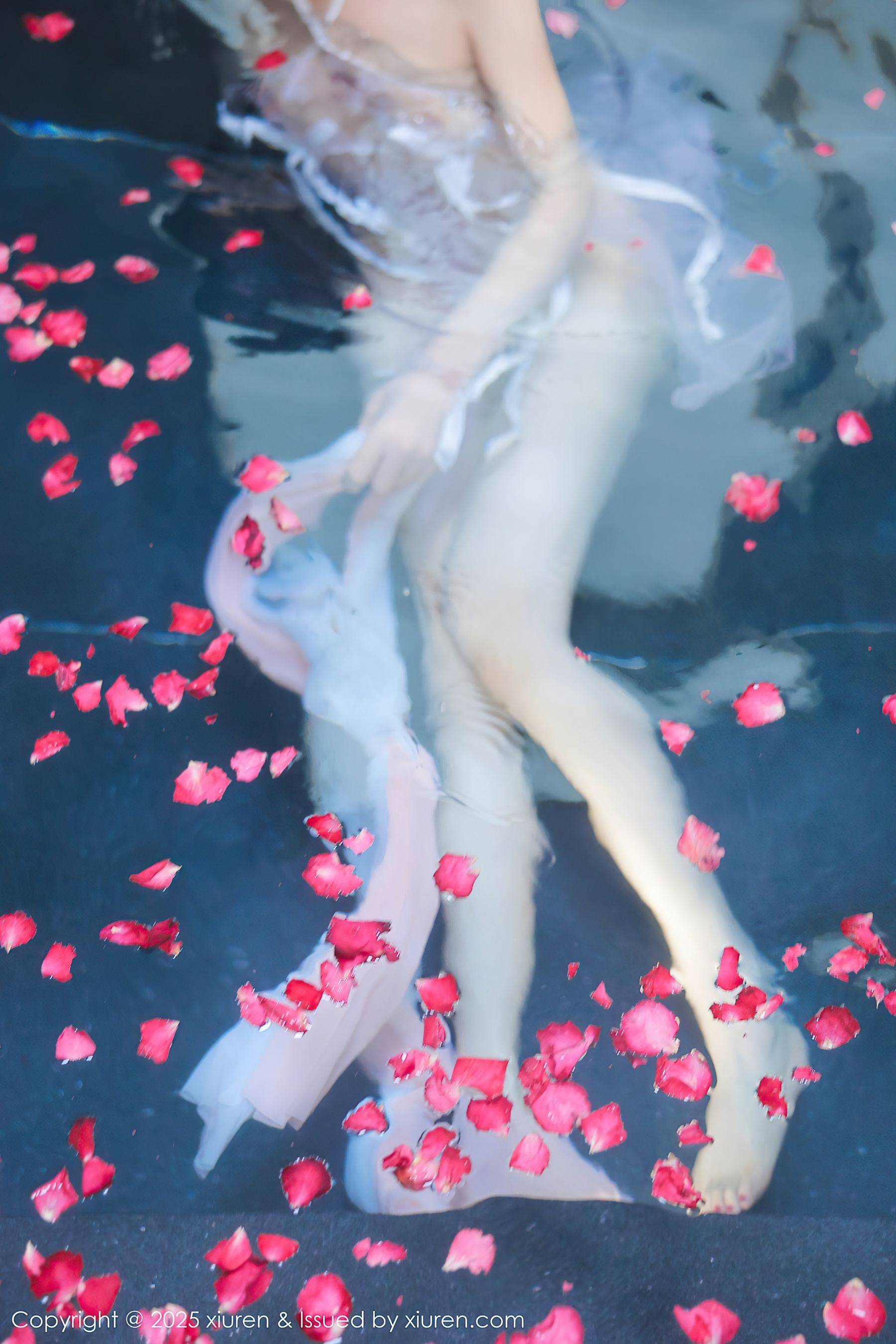 [XiuRen秀人网] No.9778 桃妖夭 浴池美腿Xiuren秀人写真高清美女套图写真下载-看套图看套图