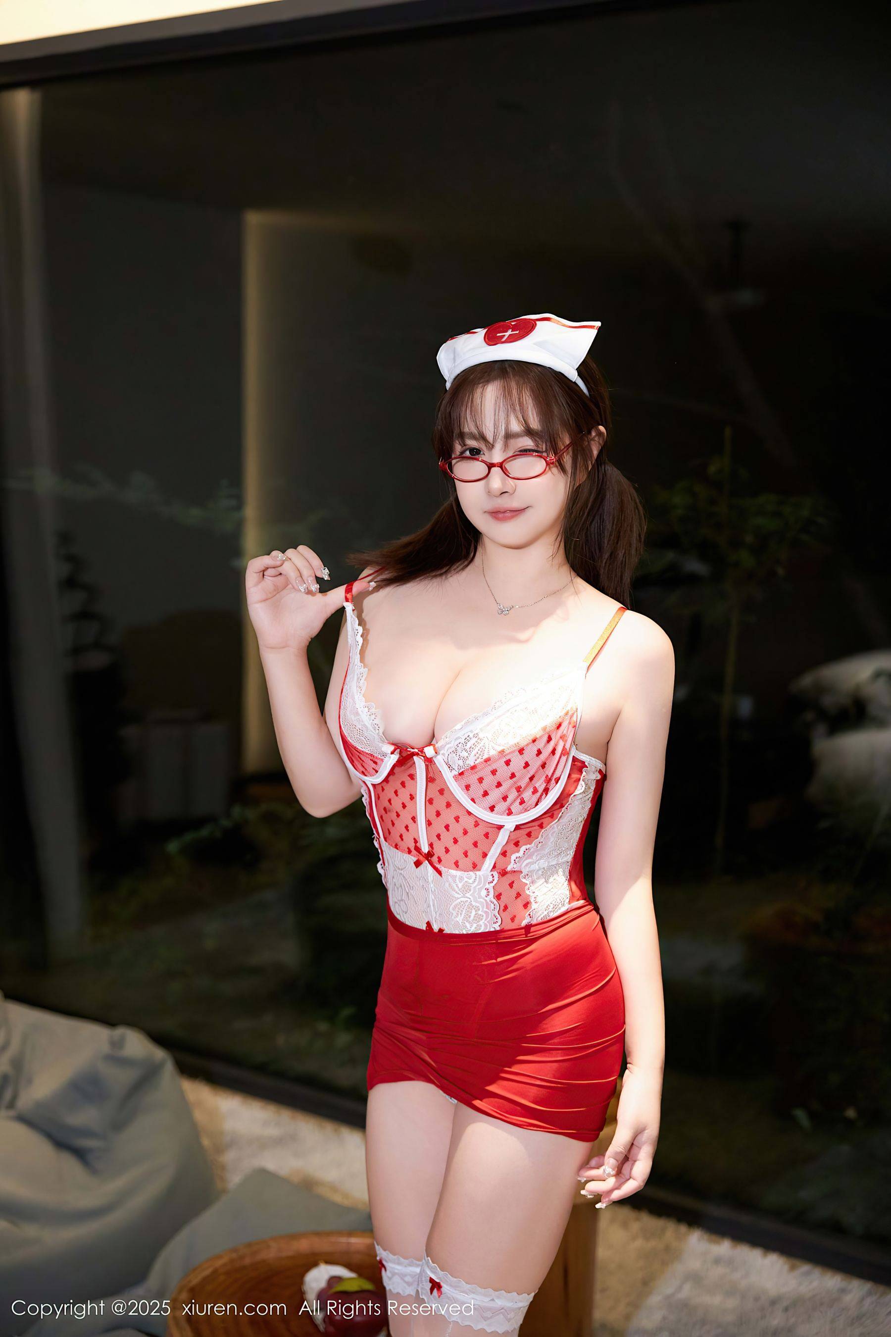 [XiuRen秀人网] No.9719 养乐多Doll 丝袜美腿Xiuren秀人写真高清美女套图写真下载-看套图看套图