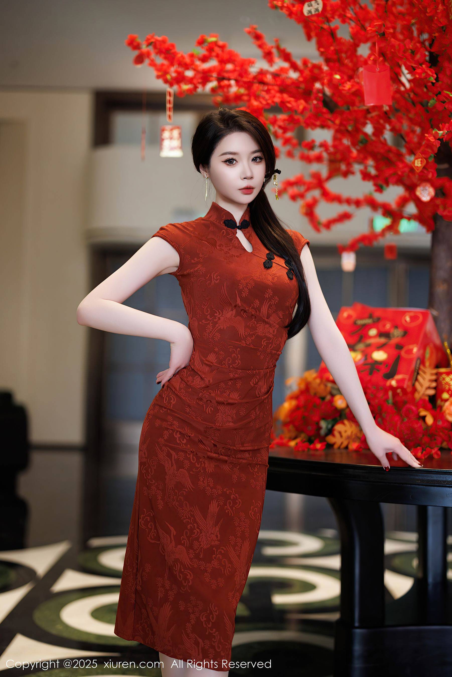 [XiuRen秀人网] No.9812 梦心玥 旗袍美腿Xiuren秀人写真高清美女套图写真下载-看套图看套图