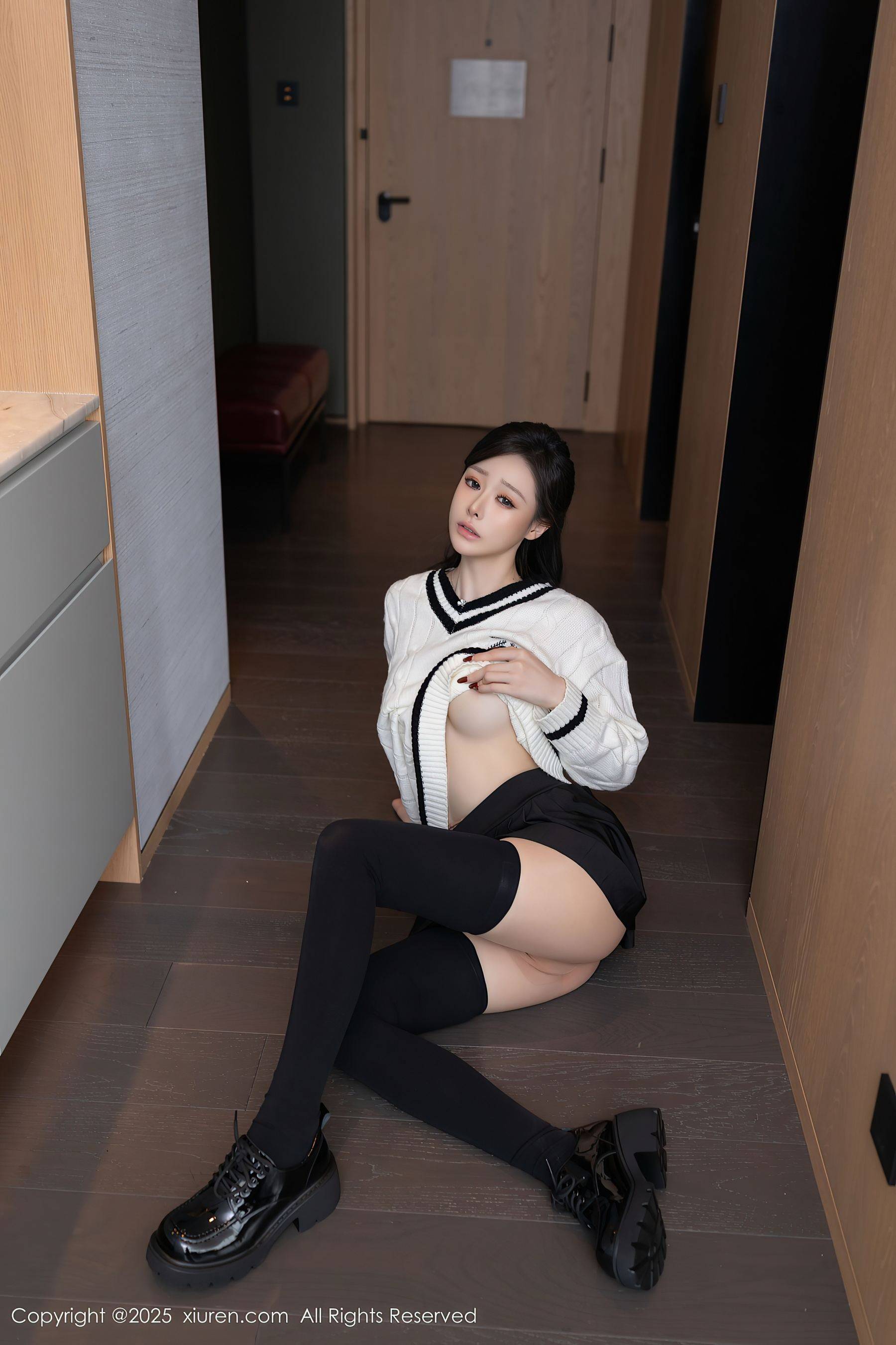 [XiuRen秀人网] No.9986 小逗逗 丝袜美腿Xiuren秀人写真高清美女套图写真下载-看套图看套图