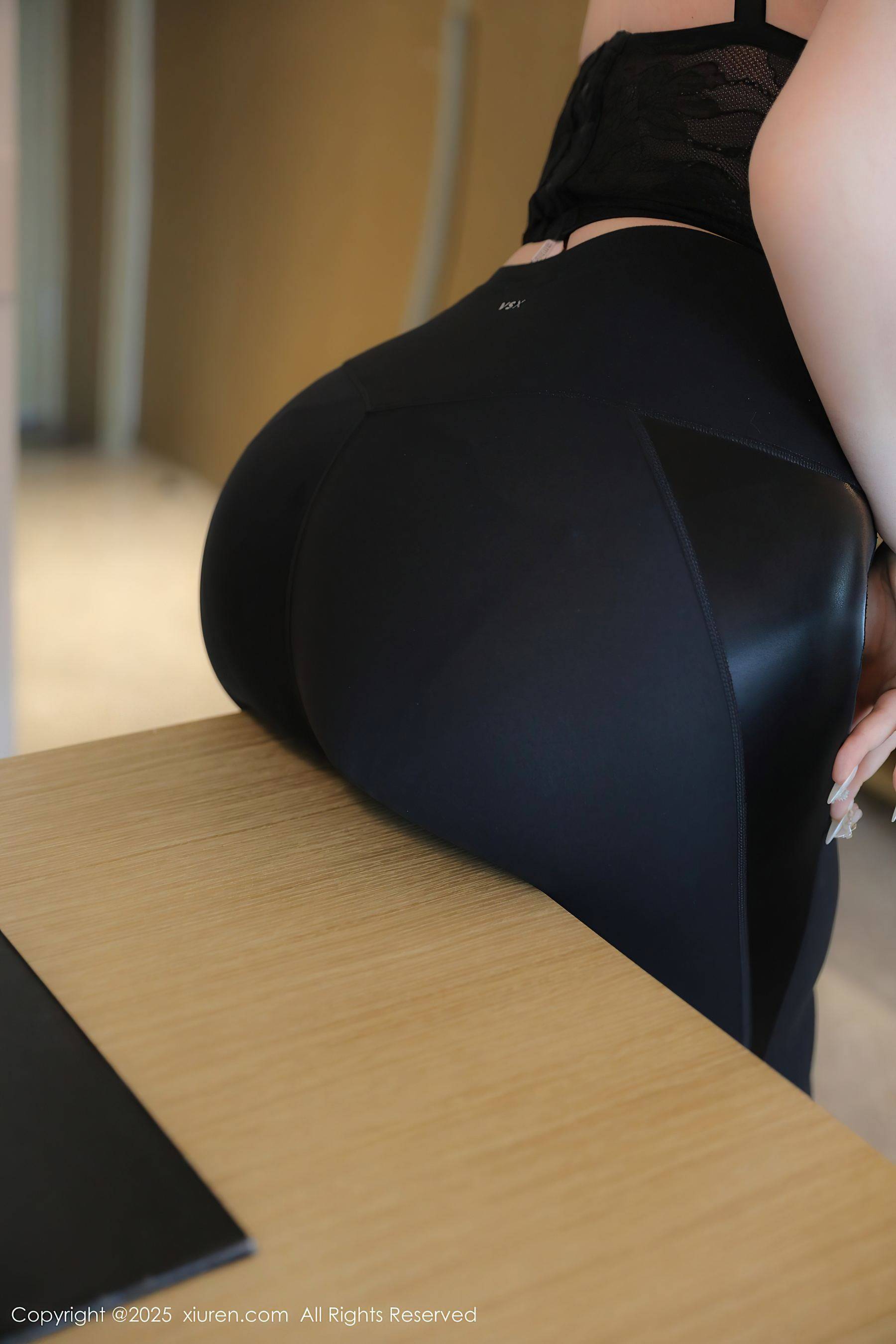 [XiuRen秀人网] No.10131 Mila嘟嘟 黑色情趣Xiuren秀人写真高清美女套图写真下载-看套图看套图