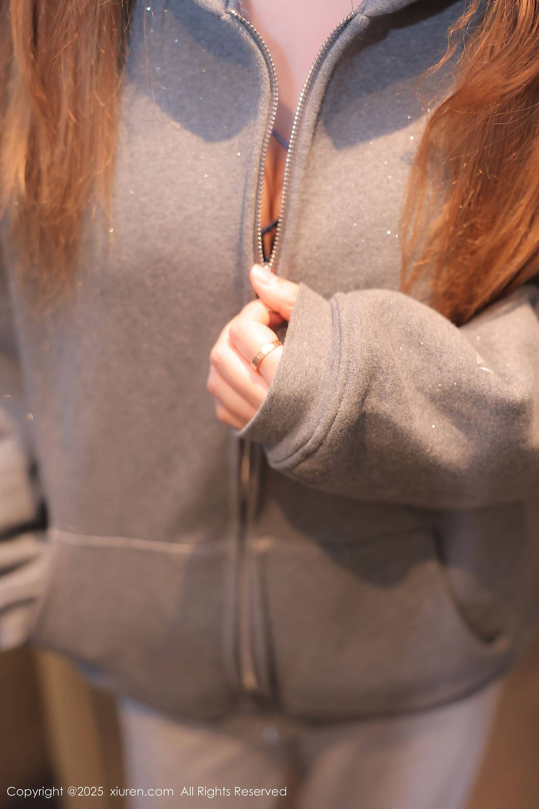 [XiuRen秀人网] No.10253 M麦当劳 灰色卫衣Xiuren秀人写真高清美女套图写真下载-看套图看套图