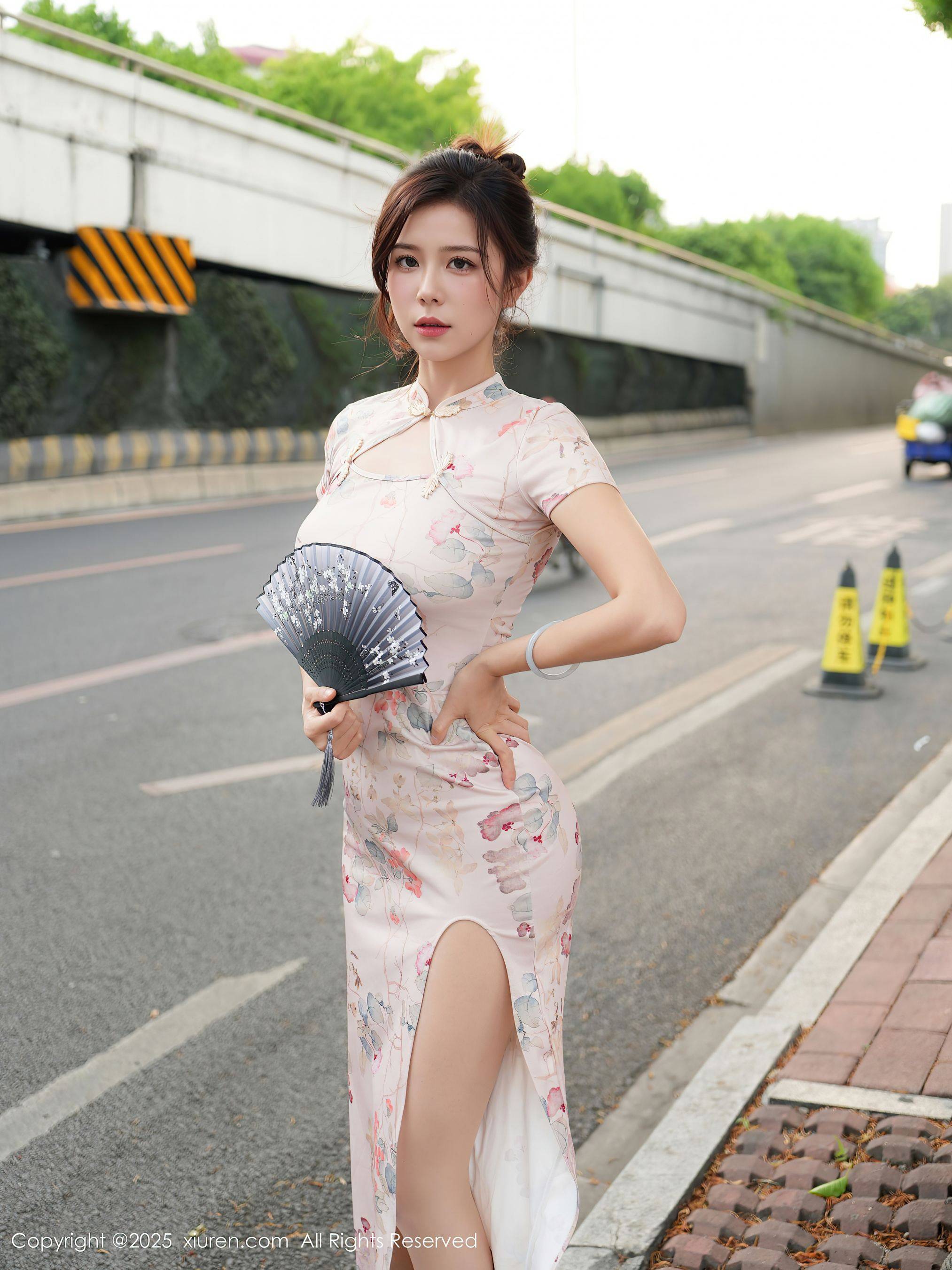 [XiuRen秀人网] No.10419 玫瑰我爱你 浅色旗袍Xiuren秀人写真高清美女套图写真下载-看套图看套图