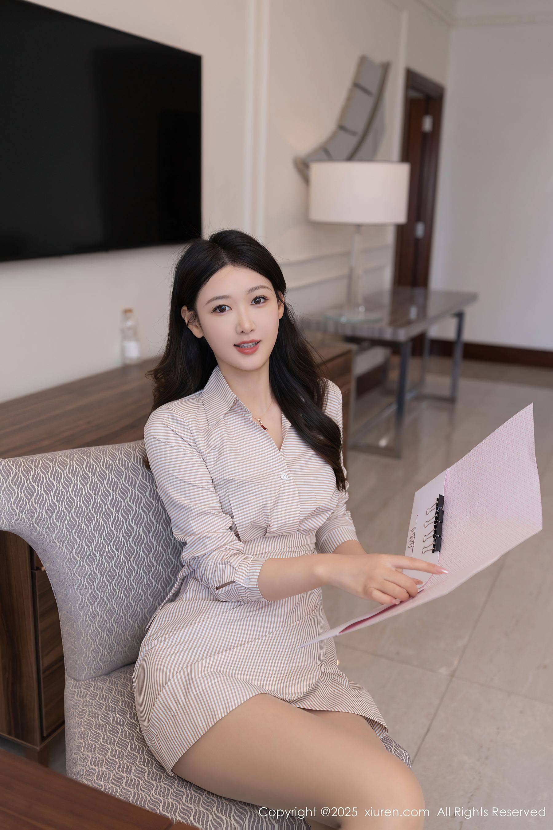 [XiuRen秀人网] No.10384 唐安琪 浅色连衣裙Xiuren秀人写真高清美女套图写真下载-看套图看套图