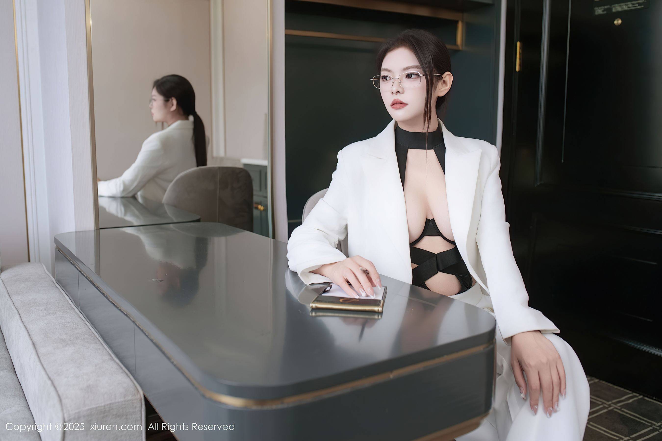[XiuRen秀人网] No.10464 冬安 白色西服Xiuren秀人写真高清美女套图写真下载-看套图看套图