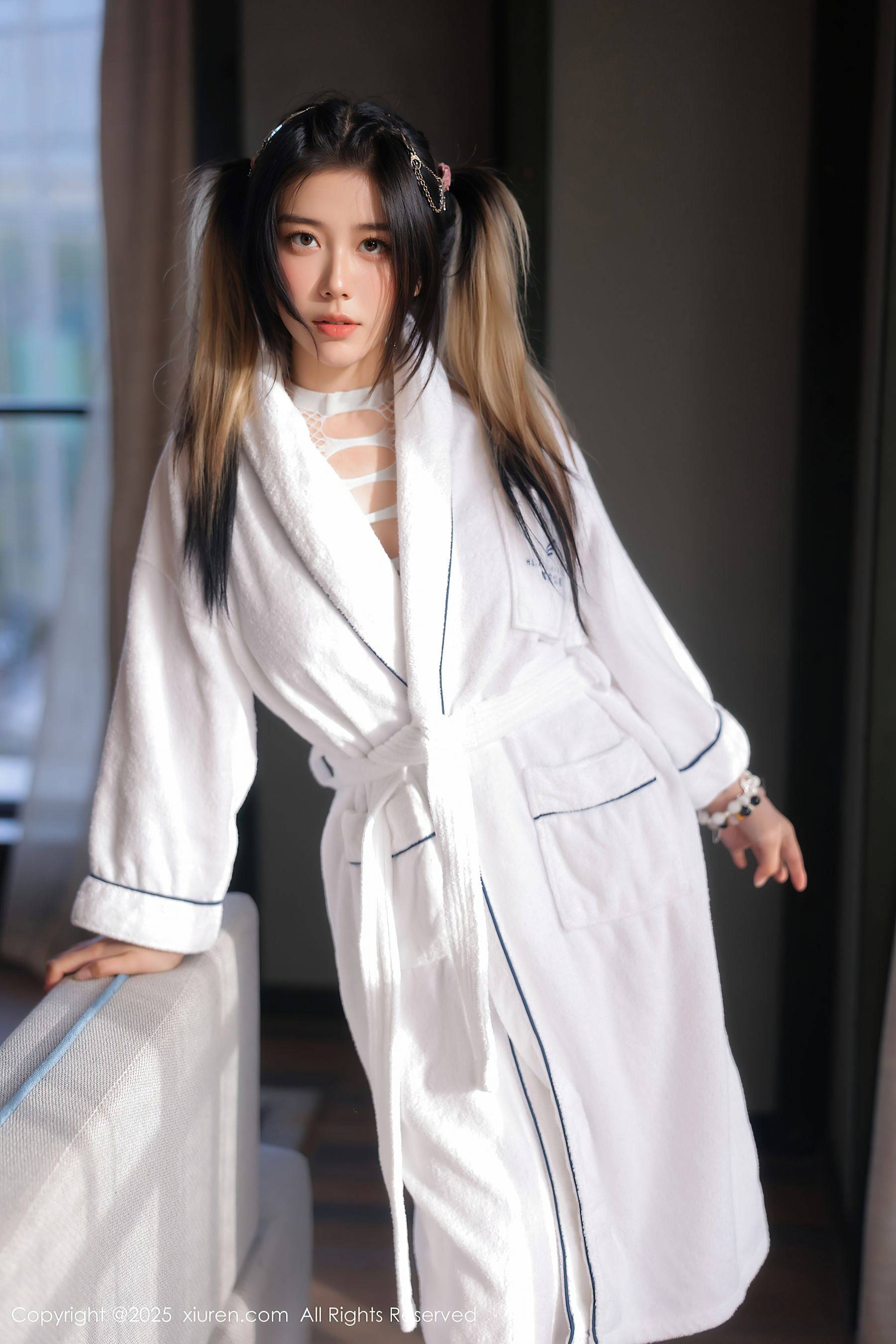 [XiuRen秀人网] No.10394 诺诺Hsu 白色浴袍Xiuren秀人写真高清美女套图写真下载-看套图看套图