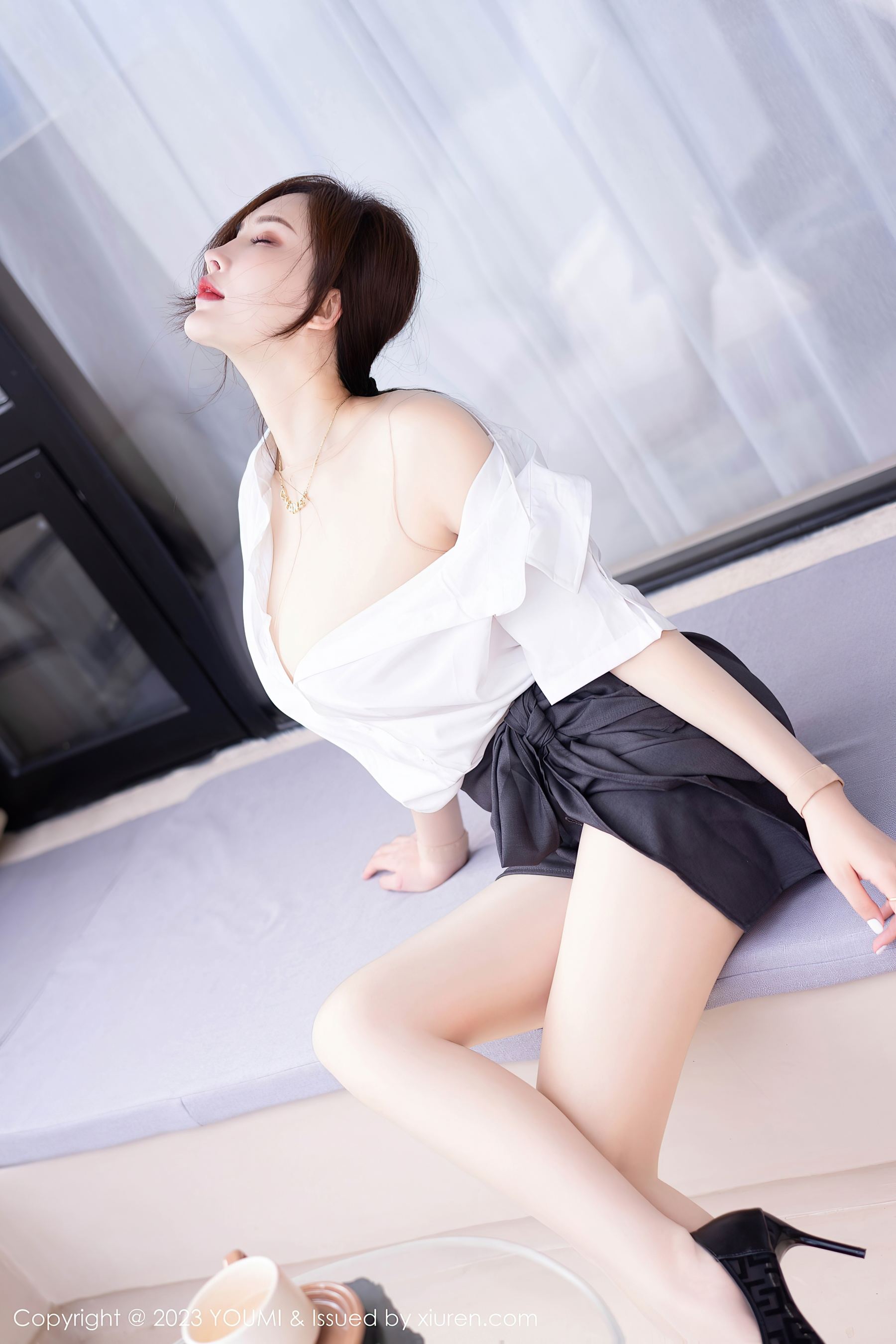 [YOUMI尤蜜荟] VOL.998 Carol周妍希 丝袜短裙Xiuren秀人写真高清美女套图写真下载-看套图看套图