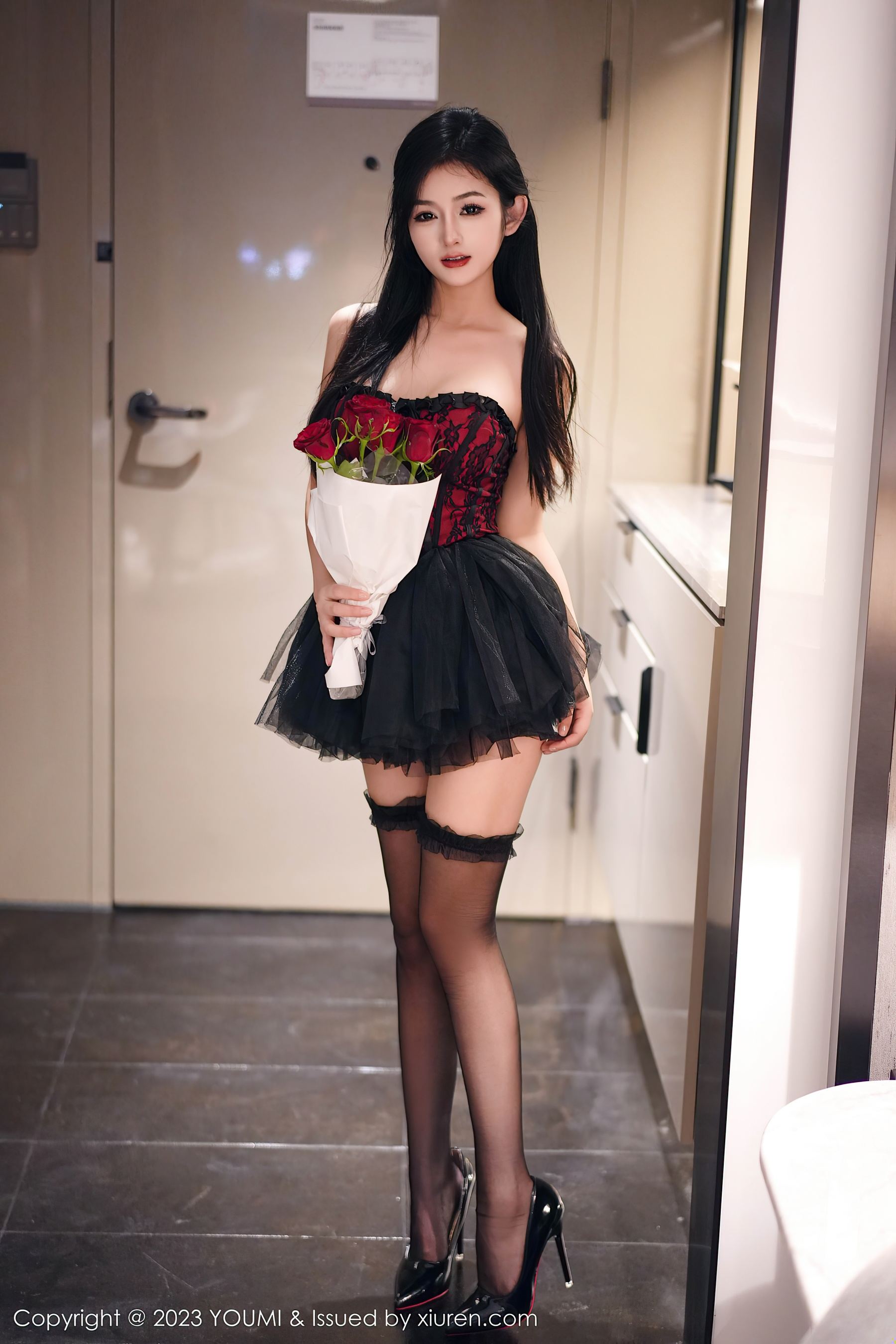 图片[2]Xiuren秀人写真高清美女套图写真下载-看套图[YOUMI尤蜜荟] VOL.991 谭小灵 黑丝美腿Xiuren秀人写真高清美女套图写真下载-看套图看套图