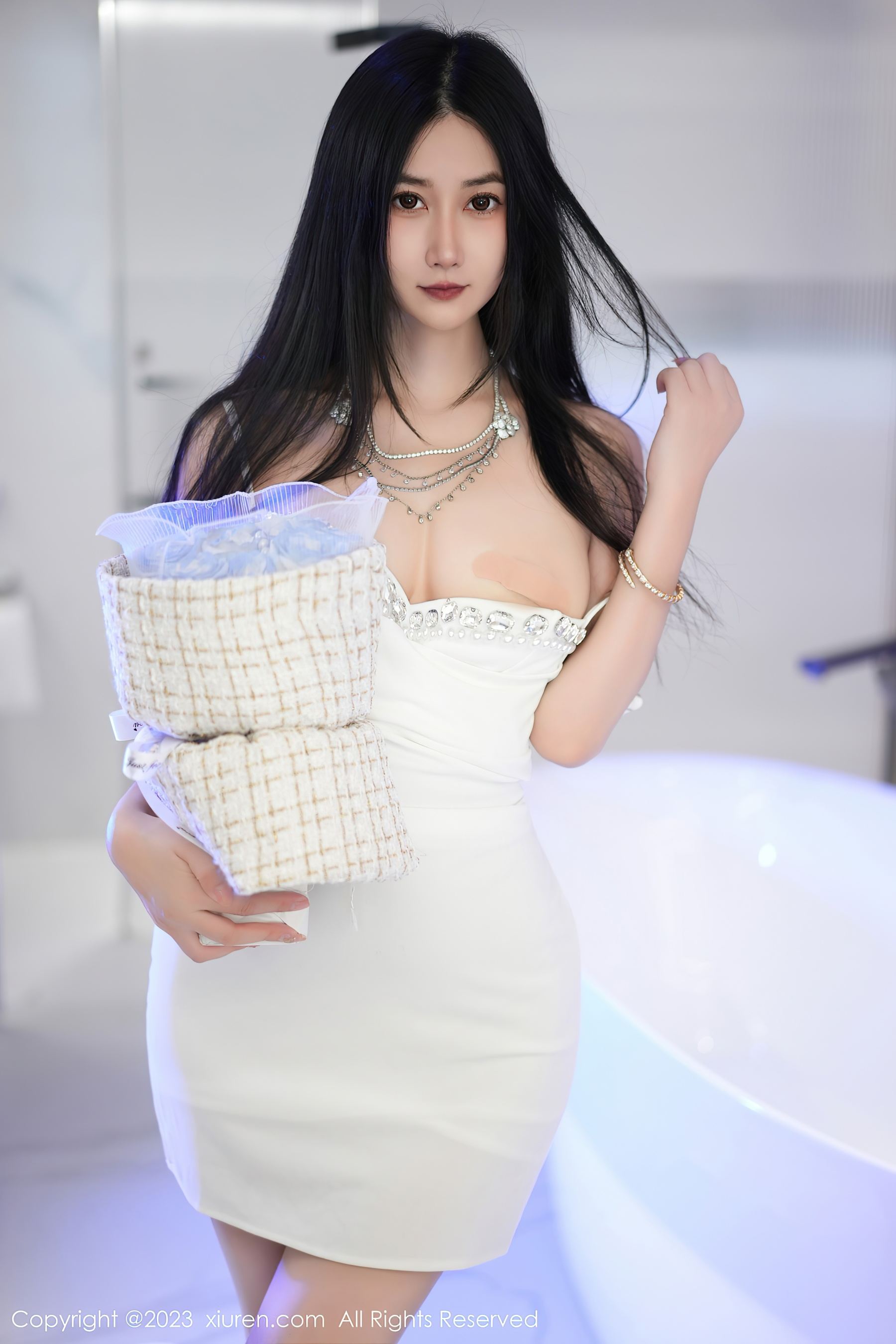 [XiuRen秀人网] No.7447 laura阿姣 丰腴美腿Xiuren秀人写真高清美女套图写真下载-看套图看套图