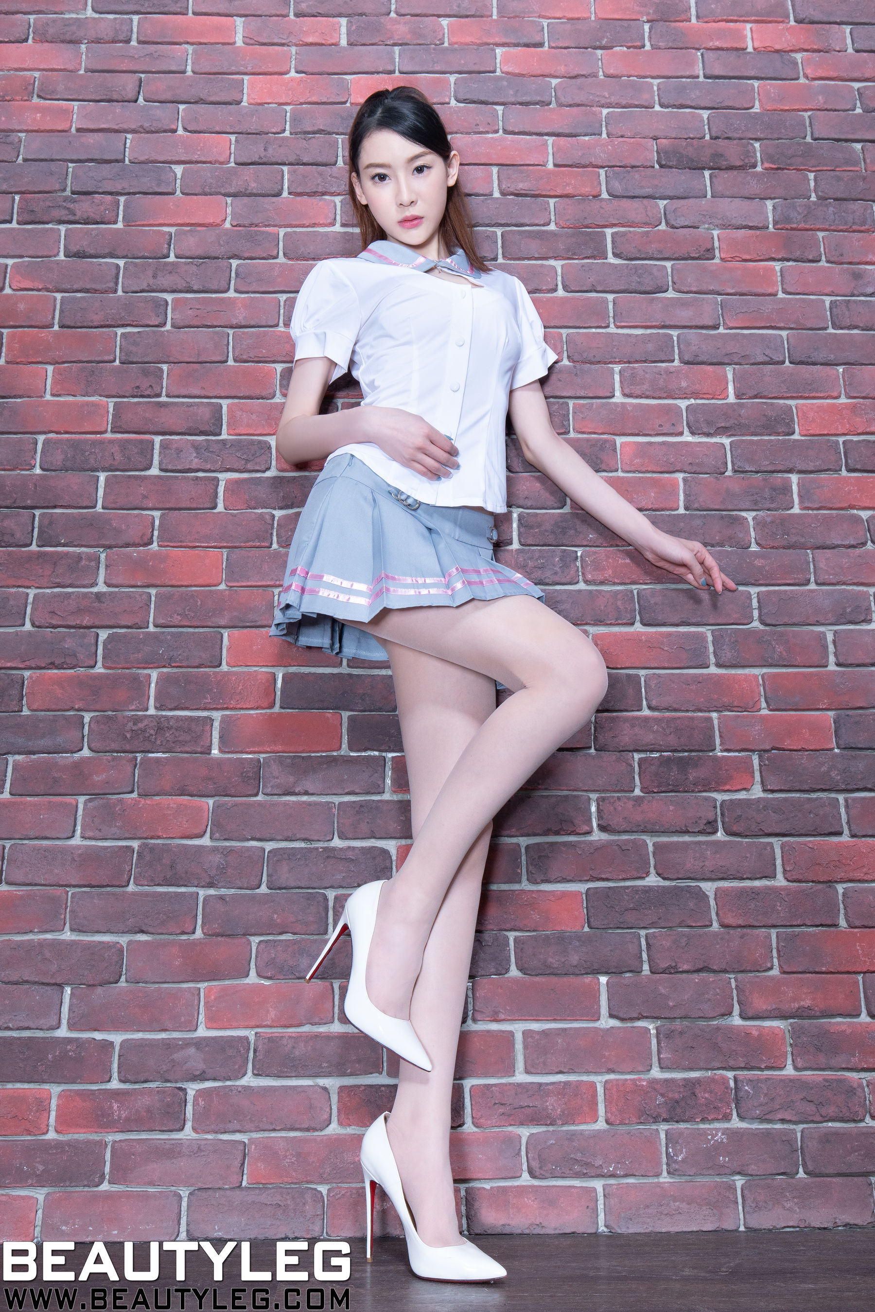 腿模Emily《制服丝袜美腿》 [Beautyleg] No.1806 写真集Xiuren秀人写真高清美女套图写真下载-看套图看套图