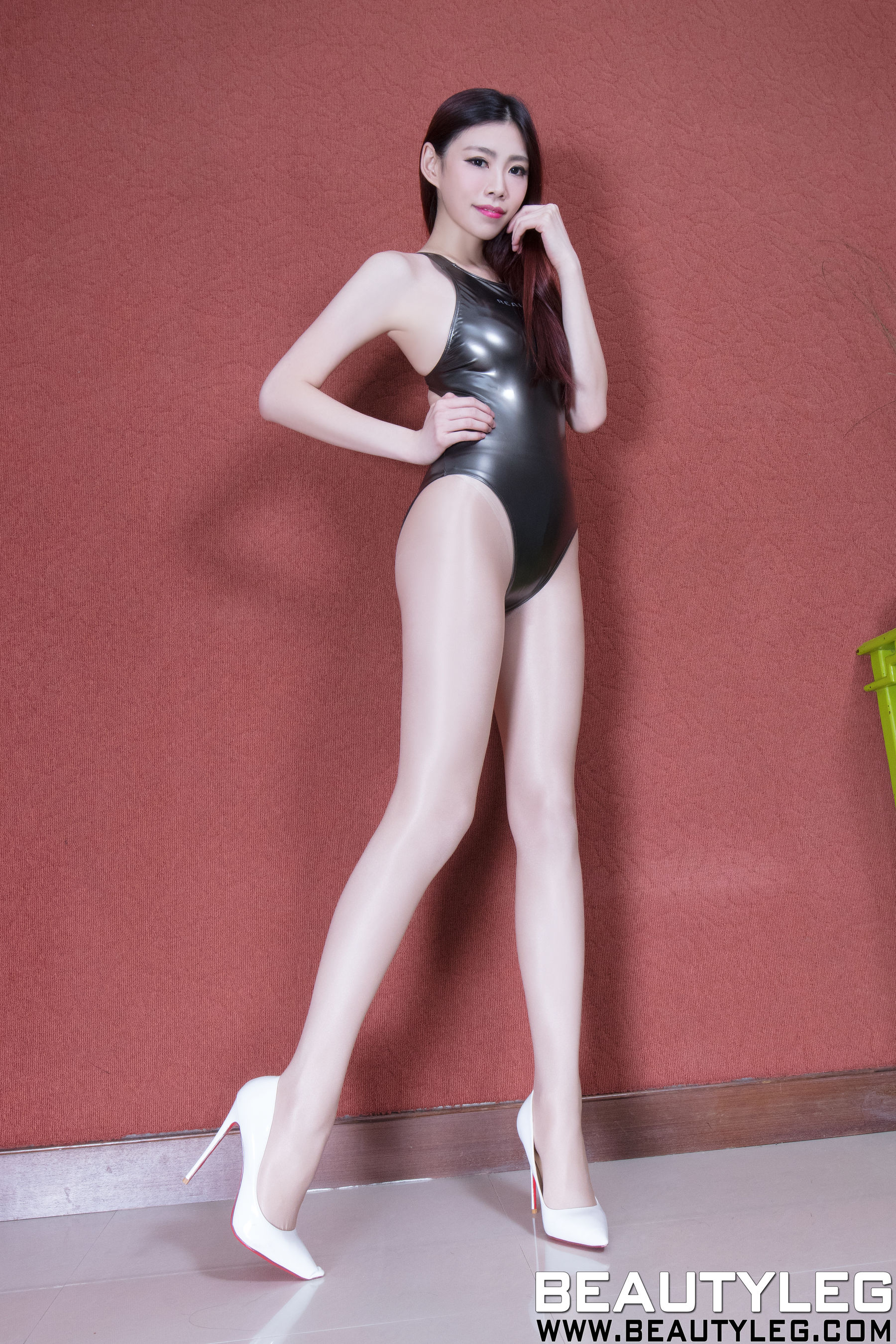 腿模Zoey《丝袜高叉》 [Beautyleg] NO.1525 美腿写真集Xiuren秀人写真高清美女套图写真下载-看套图看套图