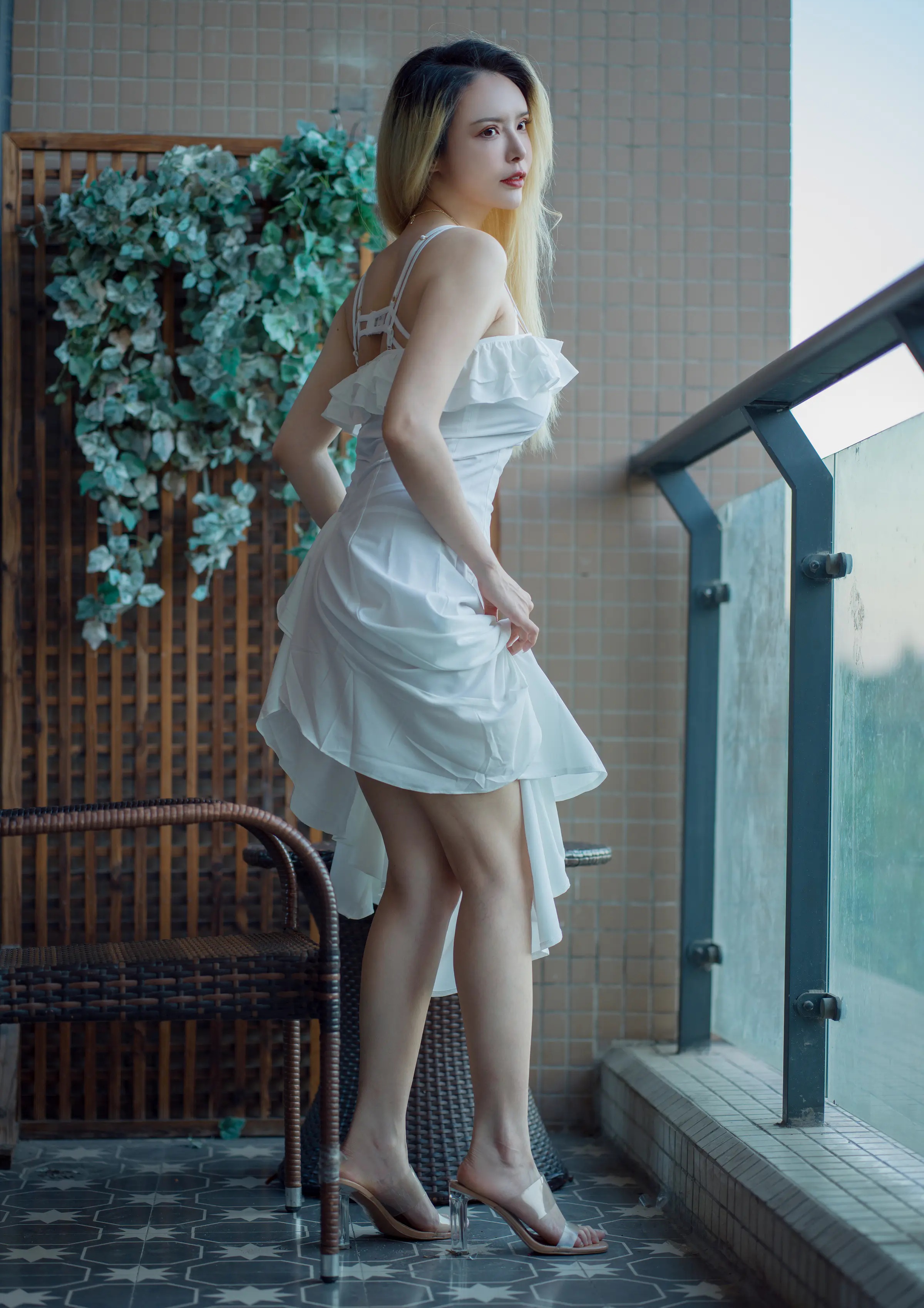 成熟御姐_秋和柯基_No.091 &ndash; 白色连衣裙 主题写真 [59P]Xiuren秀人写真高清美女套图写真下载-看套图看套图