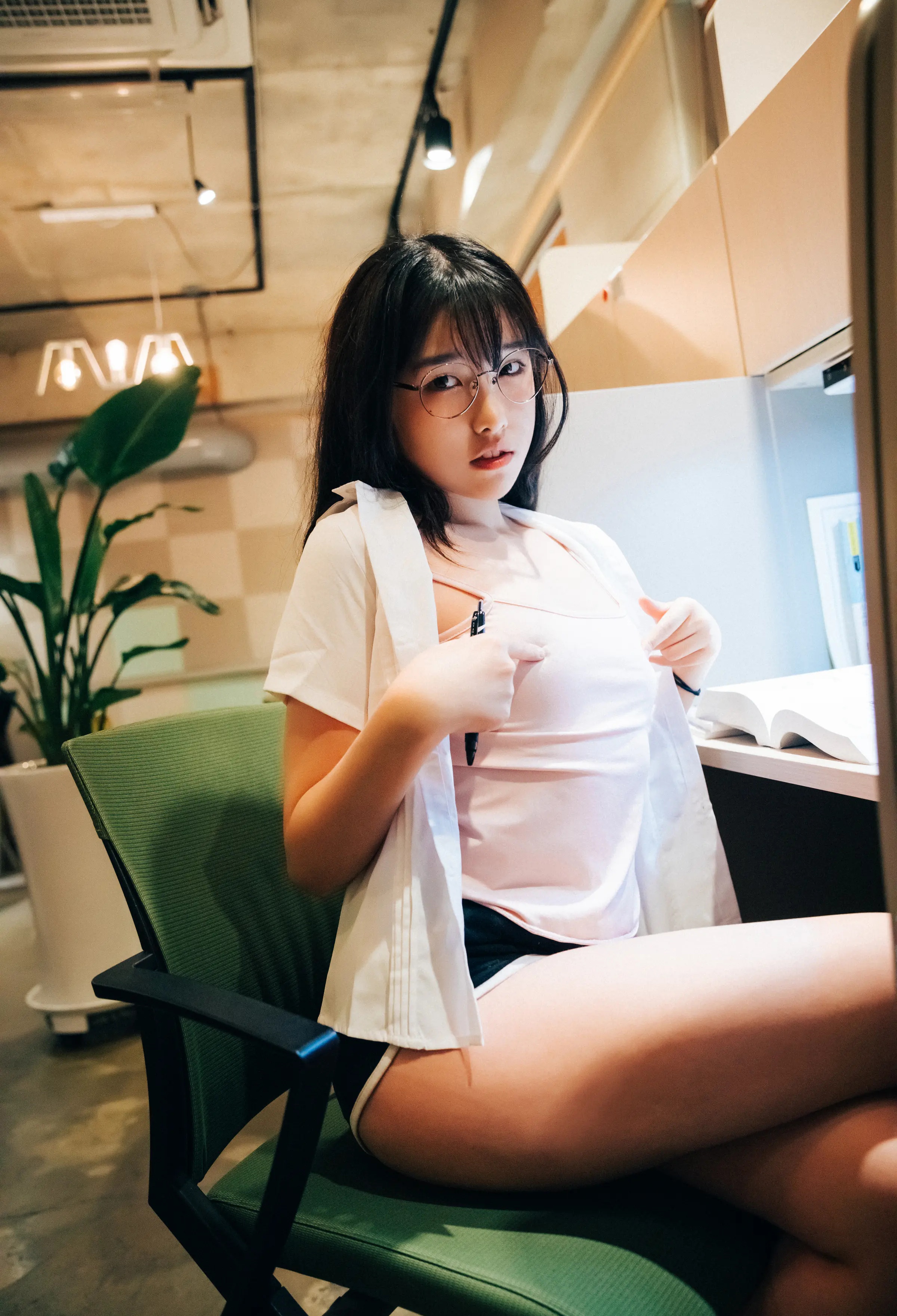 韩国写真机构_Loozy_No.041 &ndash; Sonson - Reading Room [101P]Xiuren秀人写真高清美女套图写真下载-看套图看套图