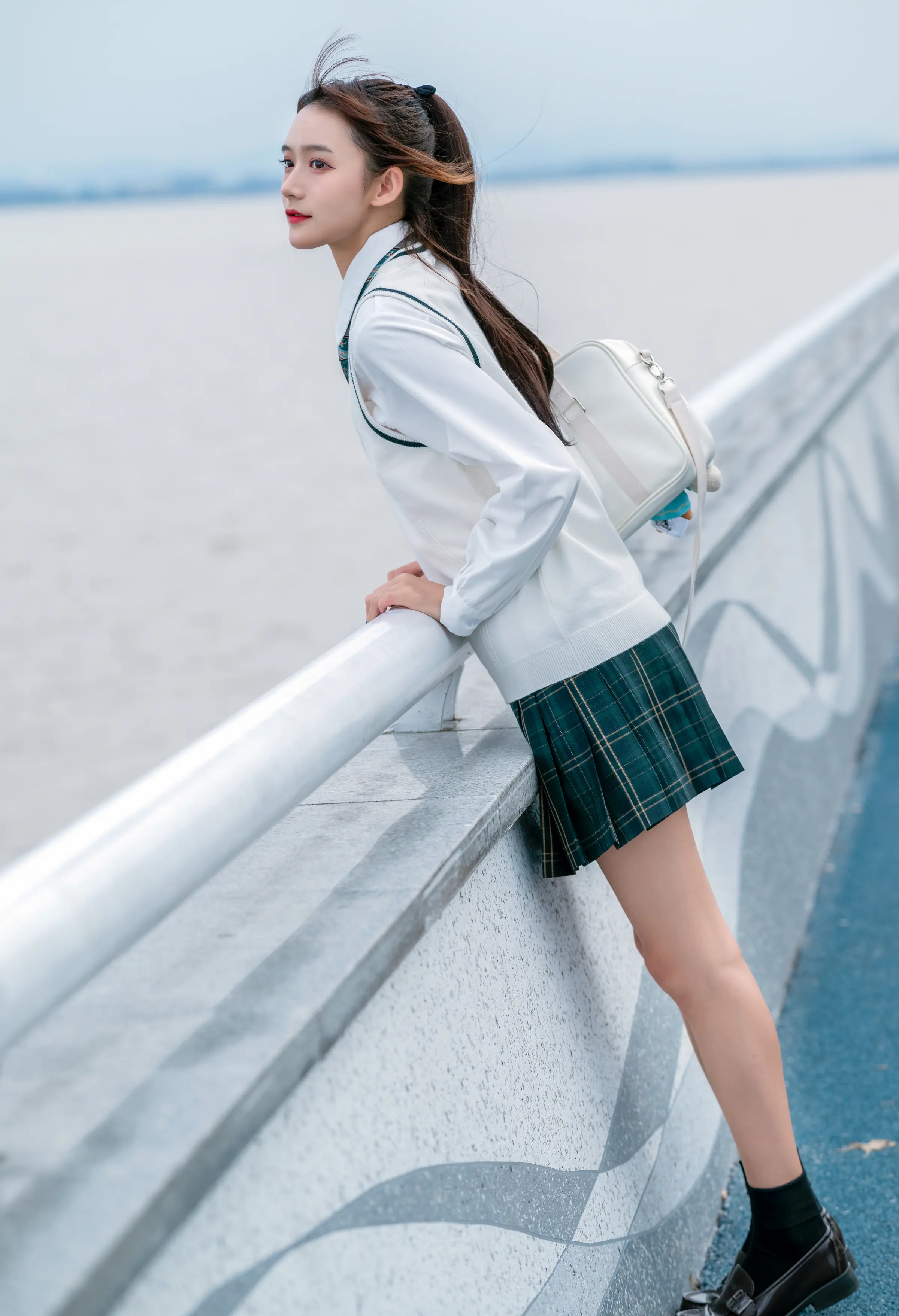 颜值博主_兔子Zzz不吃胡萝卜_No.078 &ndash; 青草味的河堤 主题写真 [25P]Xiuren秀人写真高清美女套图写真下载-看套图看套图