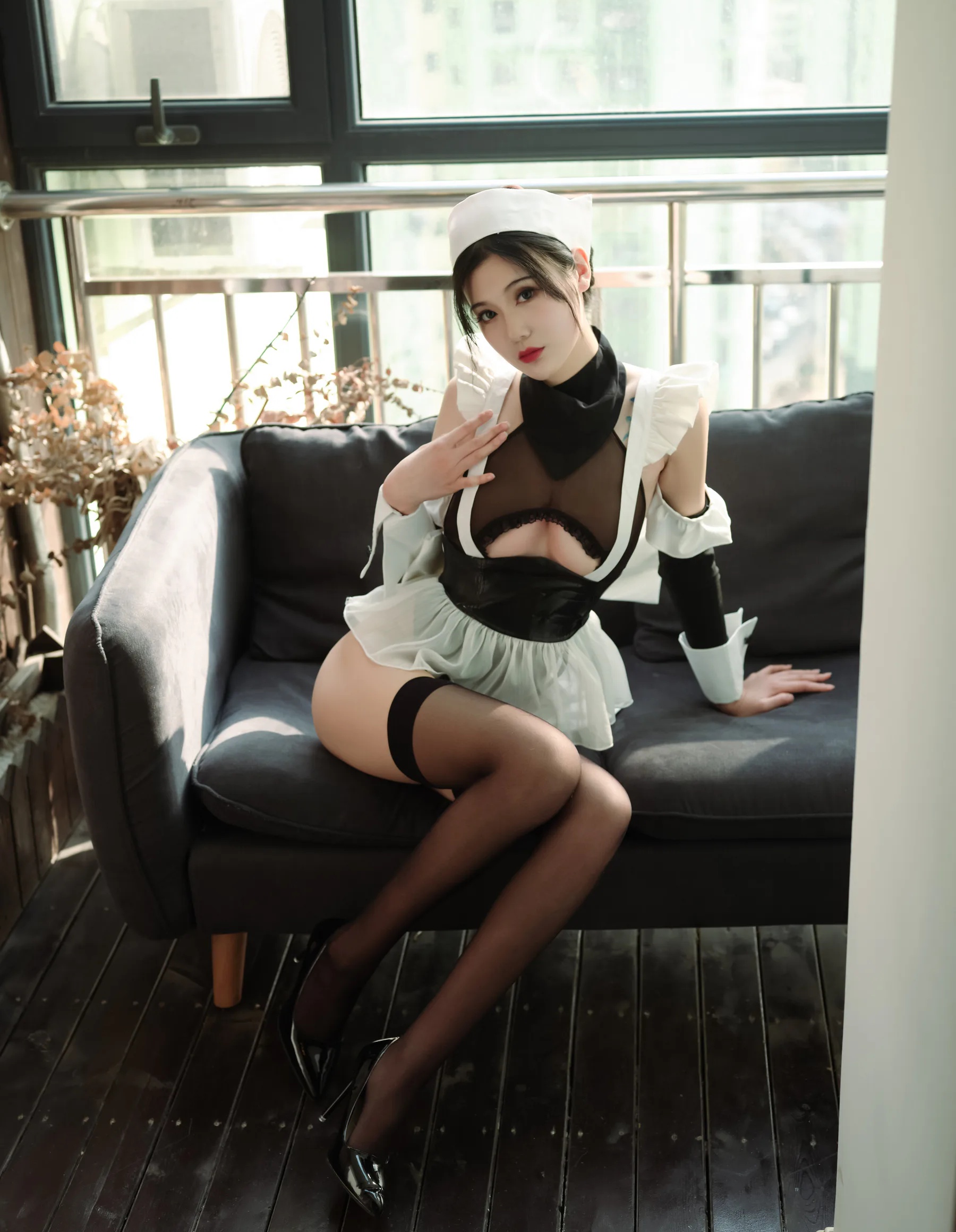 二次元博主_一米八的大梨子_No.035 吊带袜女仆 主题写真 [13P]-看套图