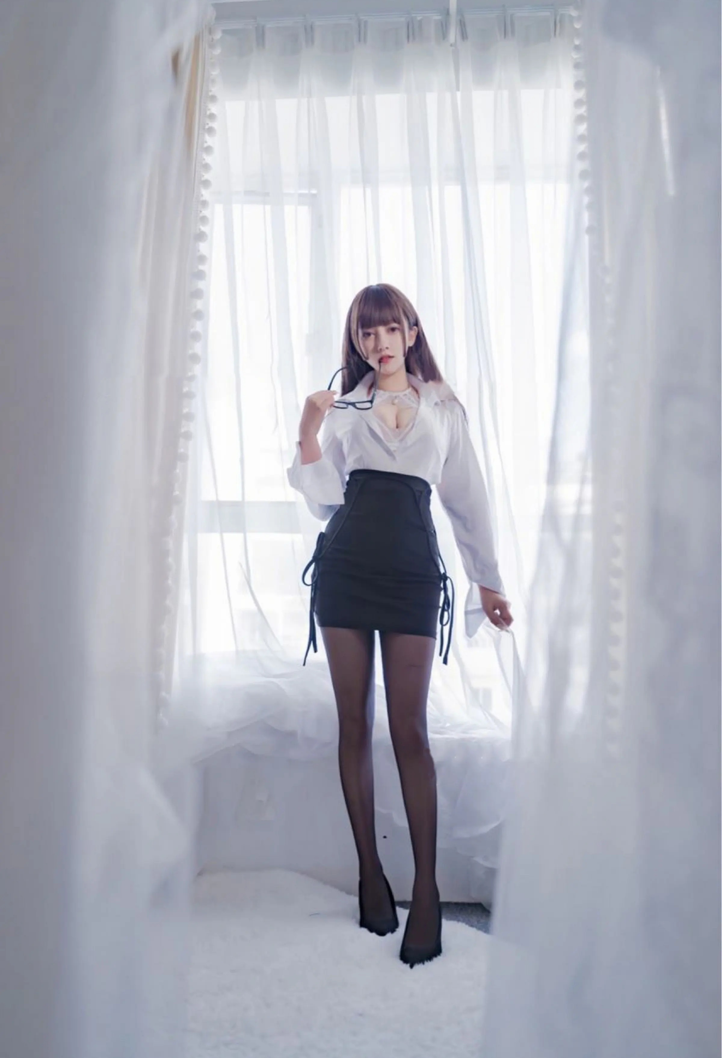 Coser美女_过期米线线喵_No.132 小秘书 主题写真 [37P]Xiuren秀人写真高清美女套图写真下载-看套图看套图