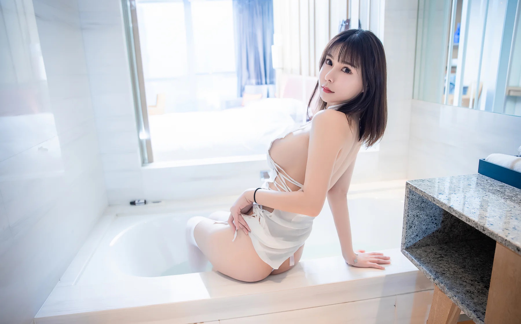 动漫博主_亚马逊鲶鱼_No.014 &ndash; 白色旗袍 主题写真 [18P]-看套图