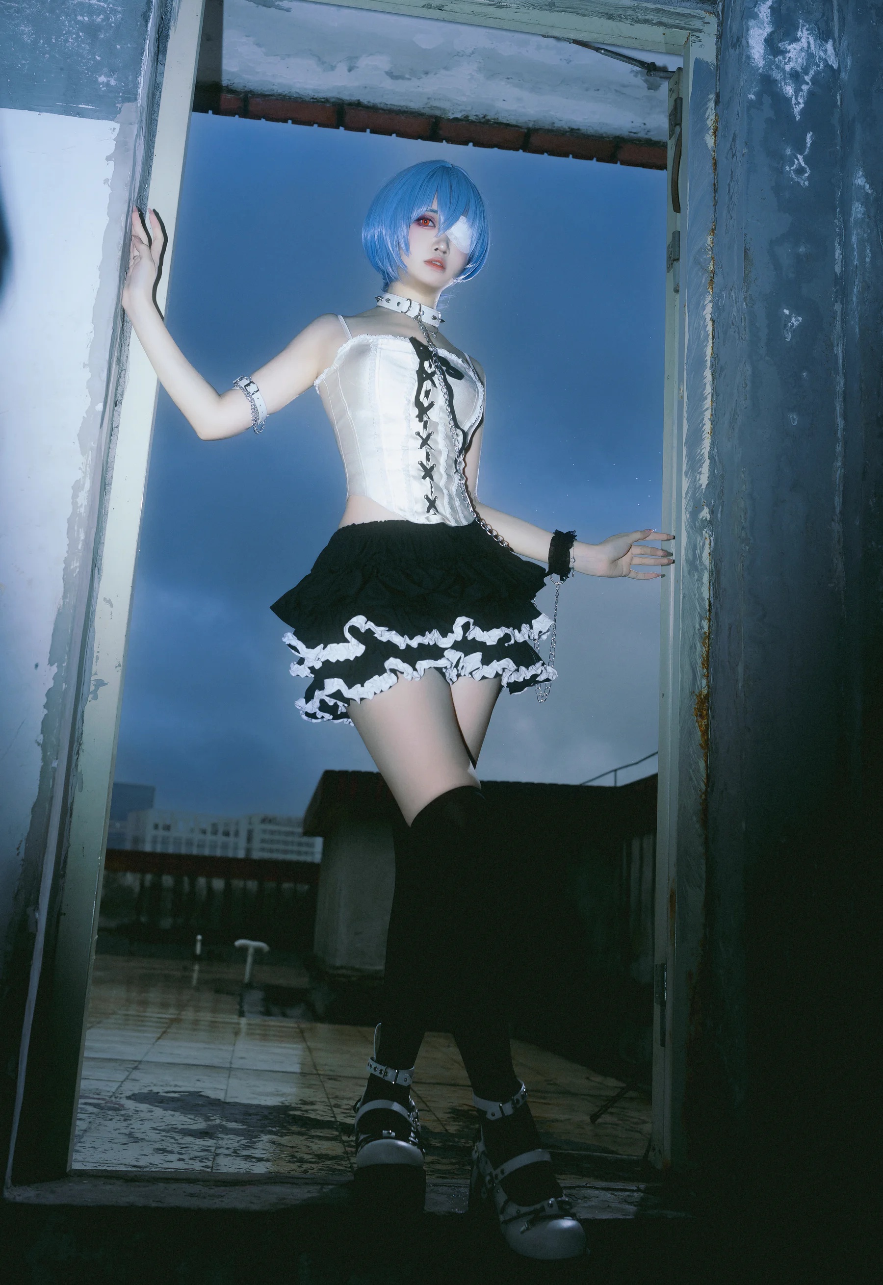 Coser美女_洛桑w伊梓_No.014 &ndash; 雨后天台 主题写真 [35P]-看套图