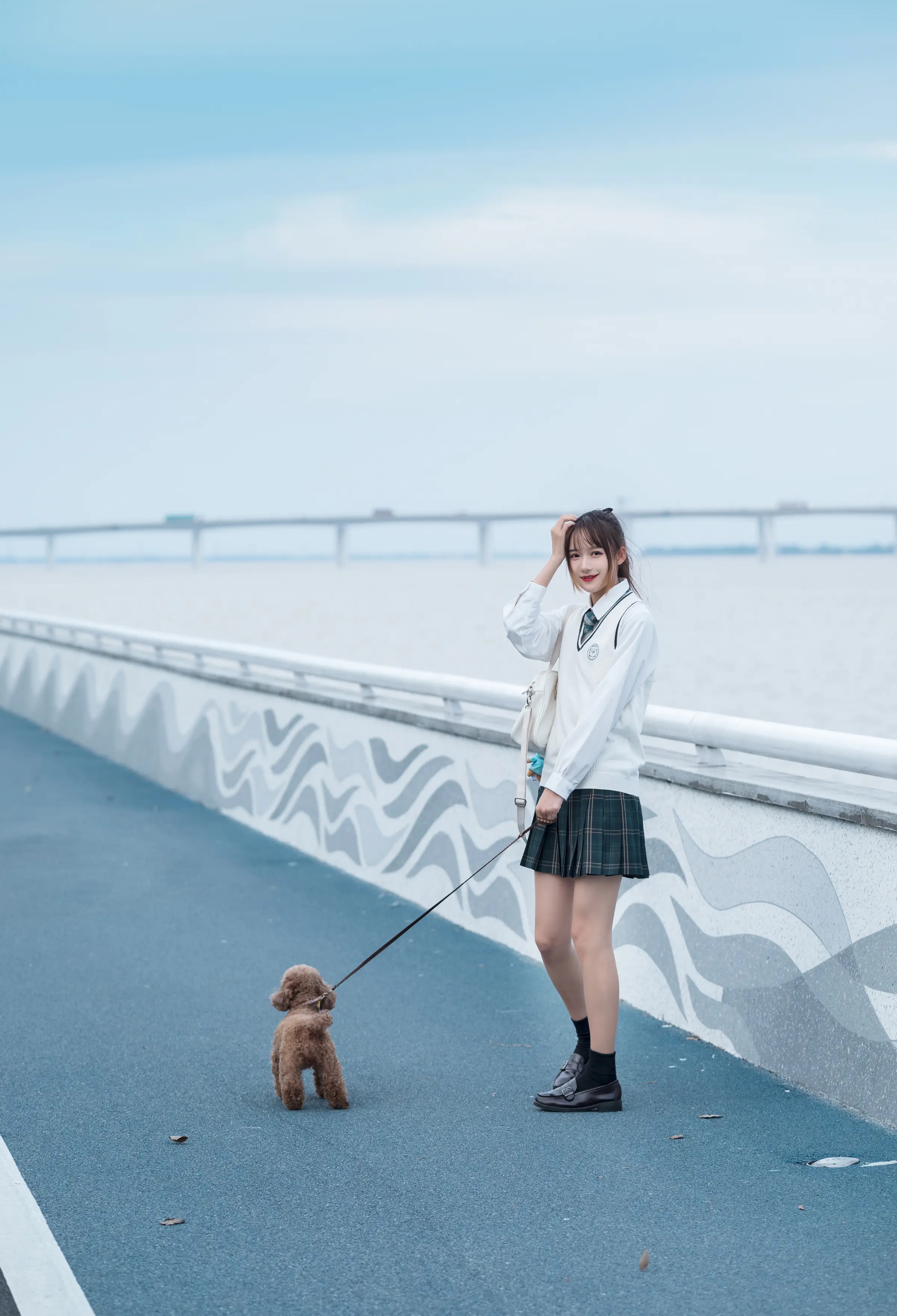 颜值博主_兔子Zzz不吃胡萝卜_No.078 &ndash; 青草味的河堤 主题写真 [25P]Xiuren秀人写真高清美女套图写真下载-看套图看套图