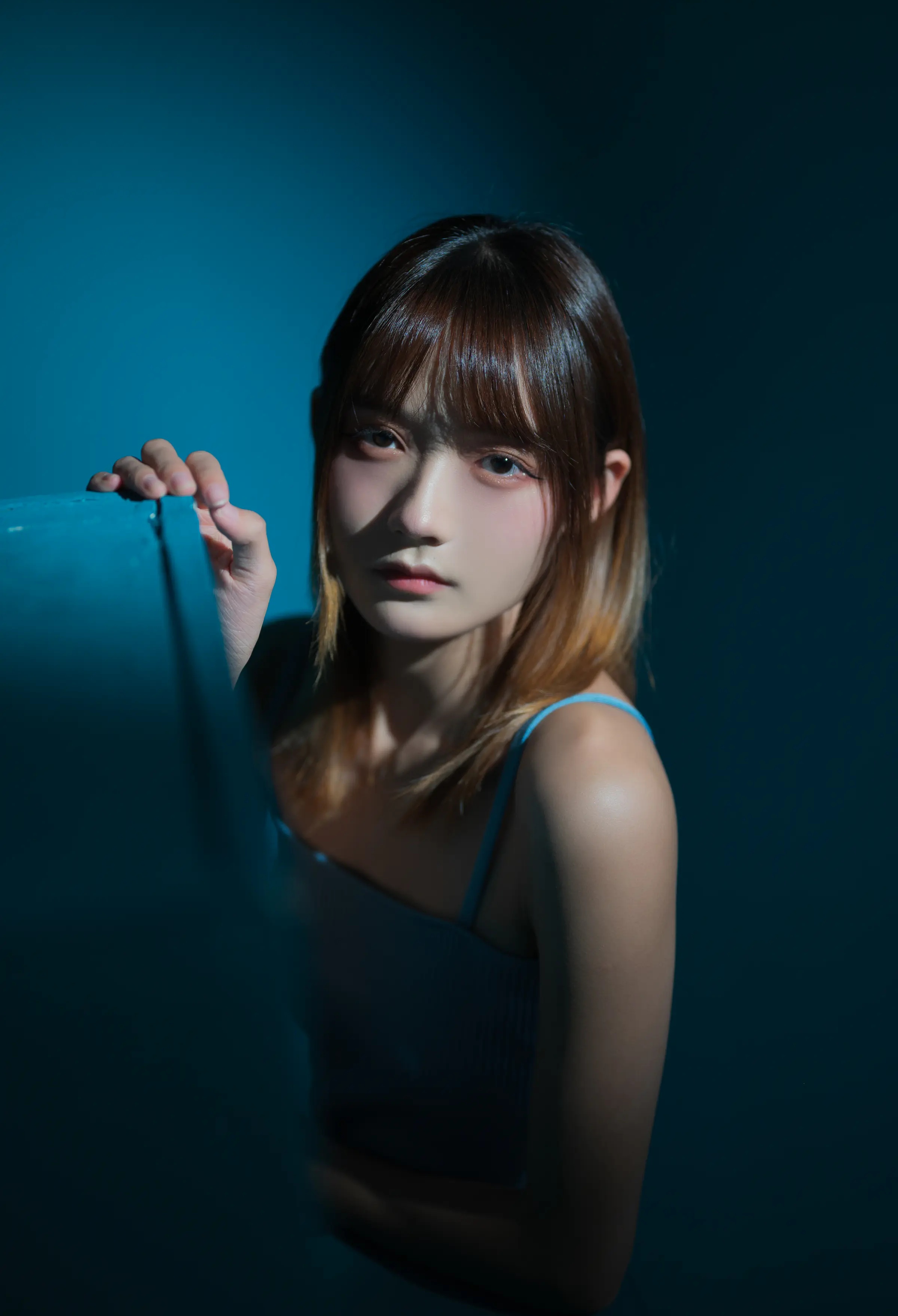 颜值博主_兔子Zzz不吃胡萝卜_No.058 &ndash; 抑郁的蓝房间 主题写真 [26P]Xiuren秀人写真高清美女套图写真下载-看套图看套图