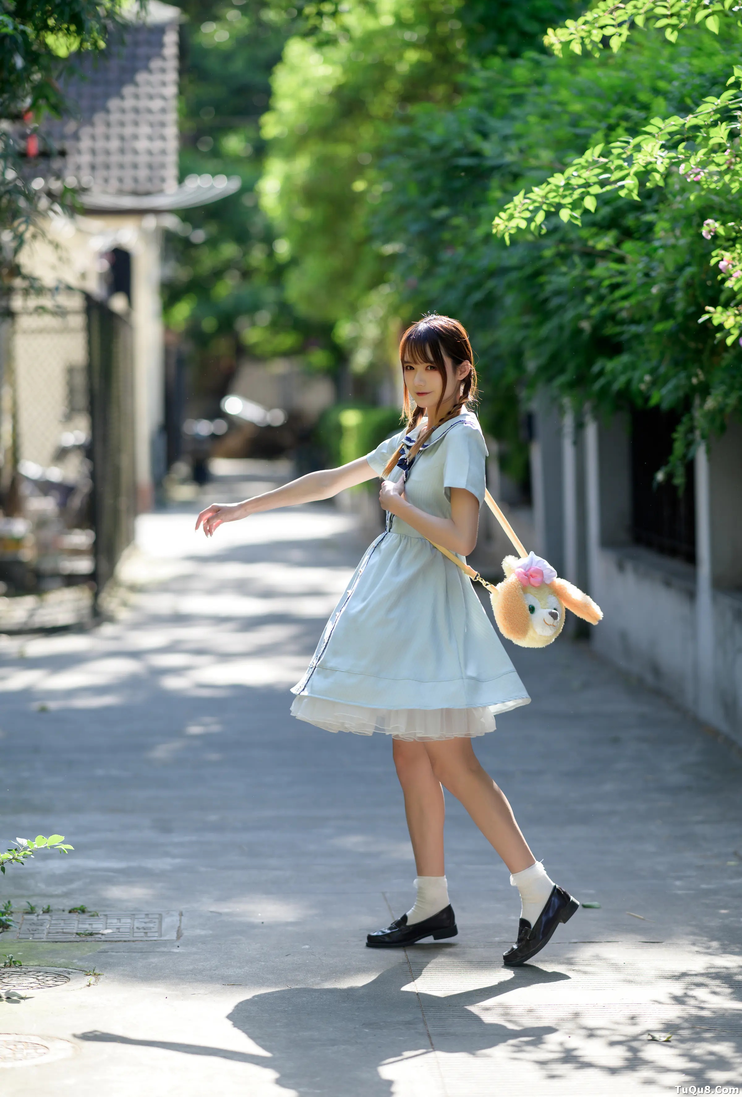 颜值博主_兔子Zzz不吃胡萝卜_No.043 &ndash; 家门口的小幸运 [32P]Xiuren秀人写真高清美女套图写真下载-看套图看套图