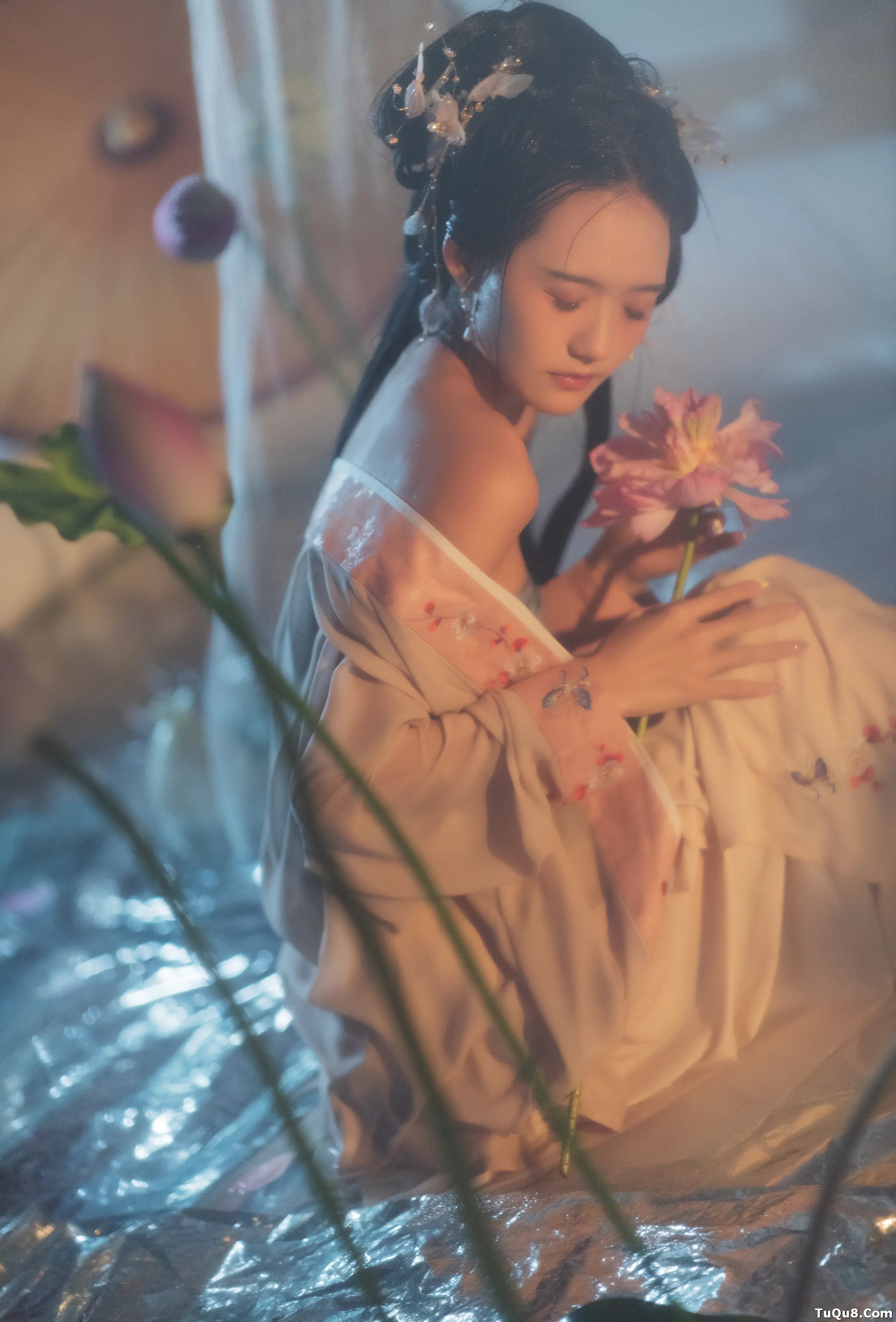 颜值博主_兔子Zzz不吃胡萝卜_No.049 &ndash; 清欢 主题写真 [34P]Xiuren秀人写真高清美女套图写真下载-看套图看套图