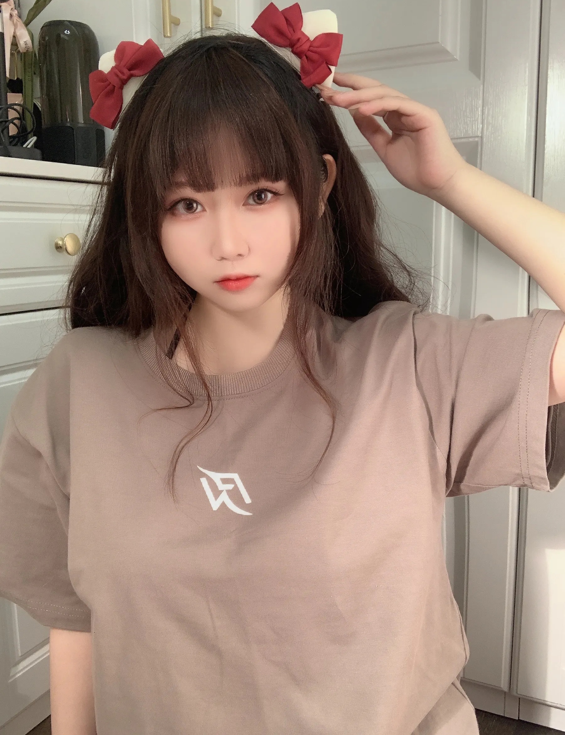 Coser美女_是依酱吖_No.042 T恤底下 主题写真 [31P]Xiuren秀人写真高清美女套图写真下载-看套图看套图