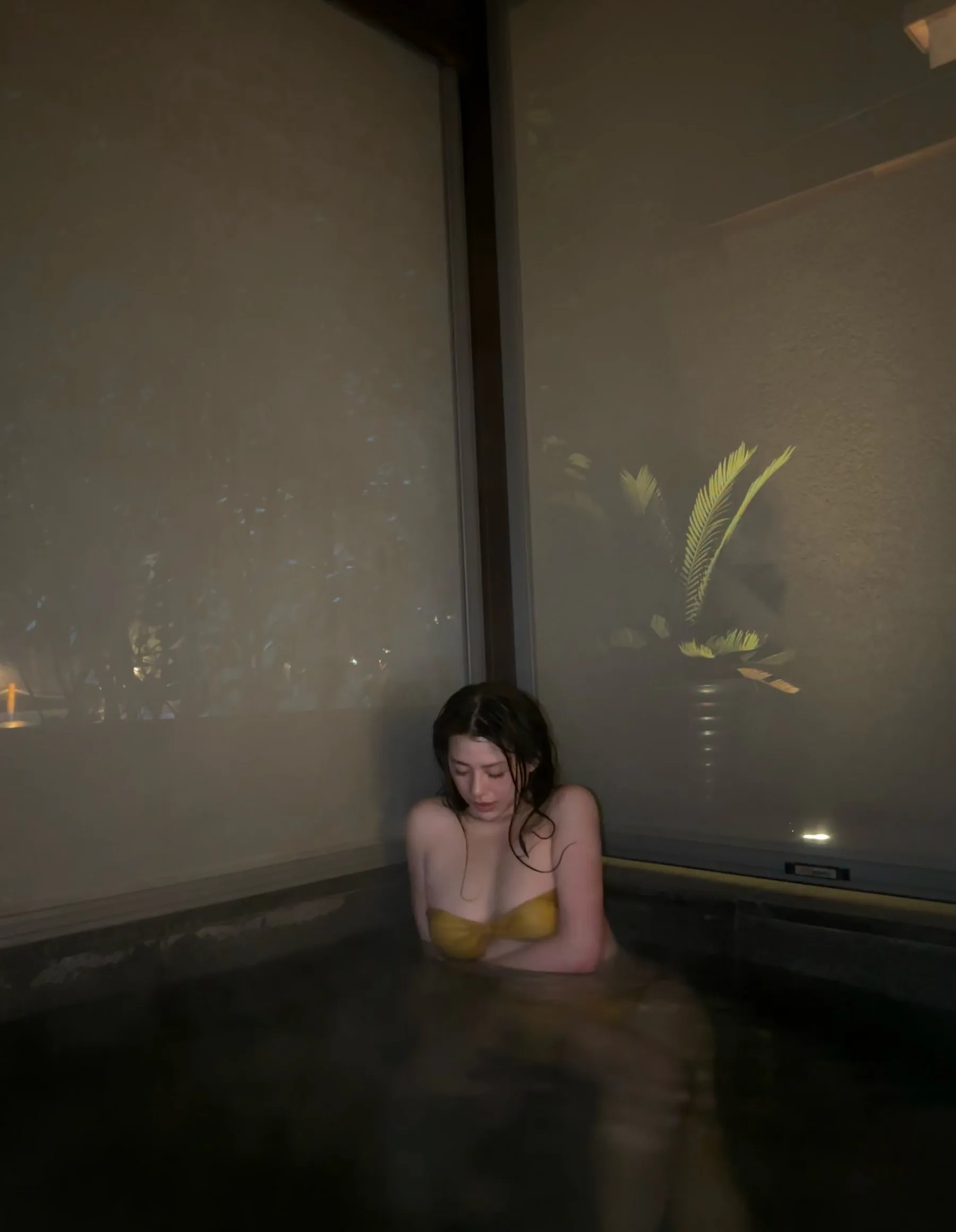 知名博主_奶宝妹纸_No.032 &ndash; 深夜游泳池 主题写真 [24P]Xiuren秀人写真高清美女套图写真下载-看套图看套图