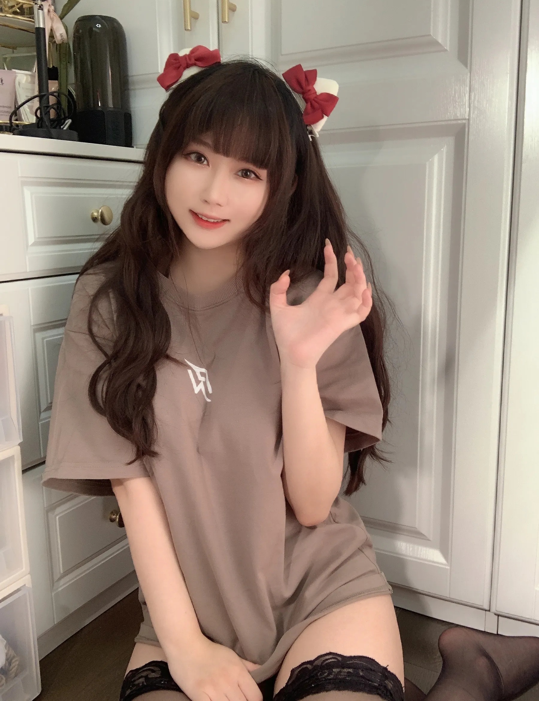 Coser美女_是依酱吖_No.042 T恤底下 主题写真 [31P]Xiuren秀人写真高清美女套图写真下载-看套图看套图