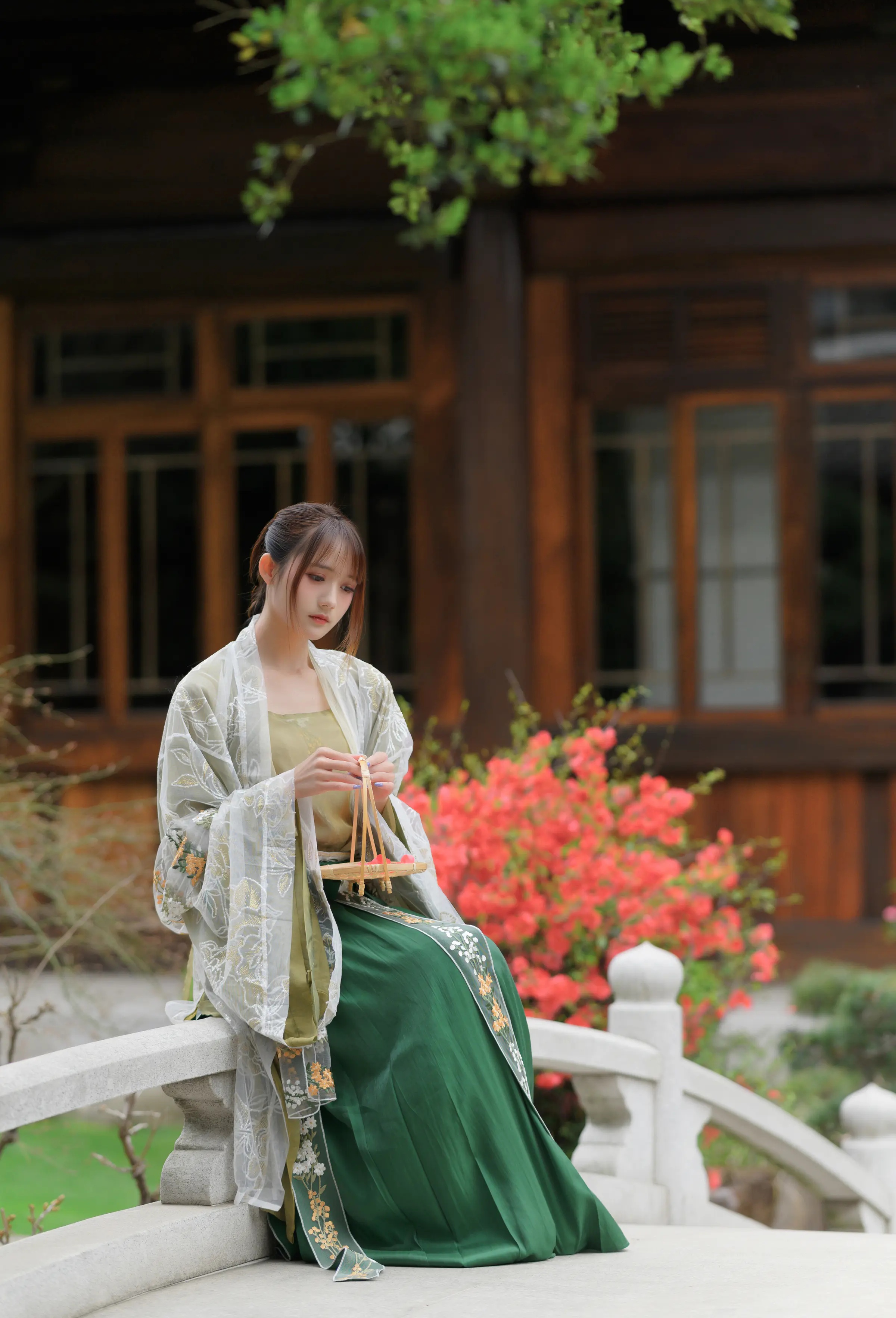 颜值博主_兔子Zzz不吃胡萝卜_No.074 &ndash; 宫墙柳 主题写真 [43P]Xiuren秀人写真高清美女套图写真下载-看套图看套图