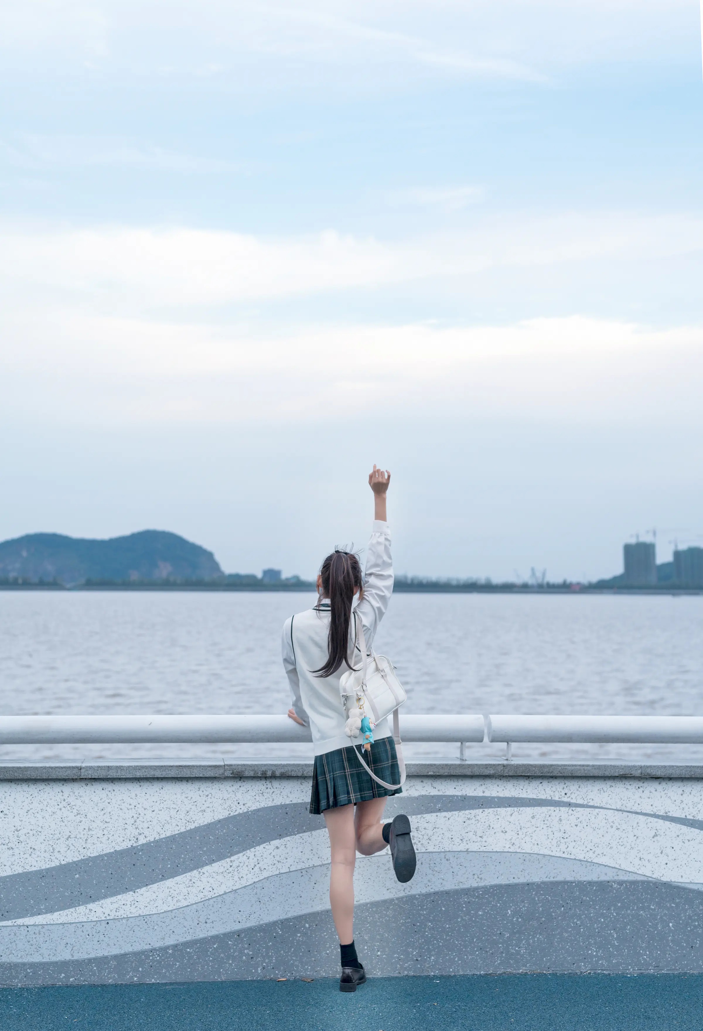 颜值博主_兔子Zzz不吃胡萝卜_No.078 &ndash; 青草味的河堤 主题写真 [25P]Xiuren秀人写真高清美女套图写真下载-看套图看套图