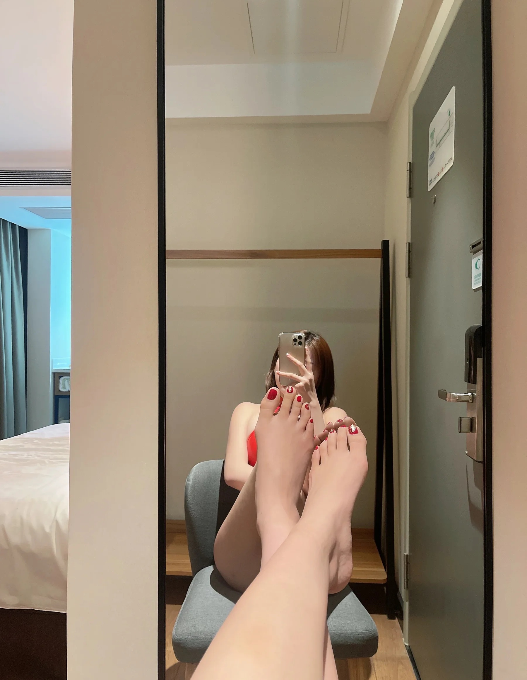 知名博主_奶宝妹纸_No.016 &ndash; 心动的红 主题写真 [21P]-看套图