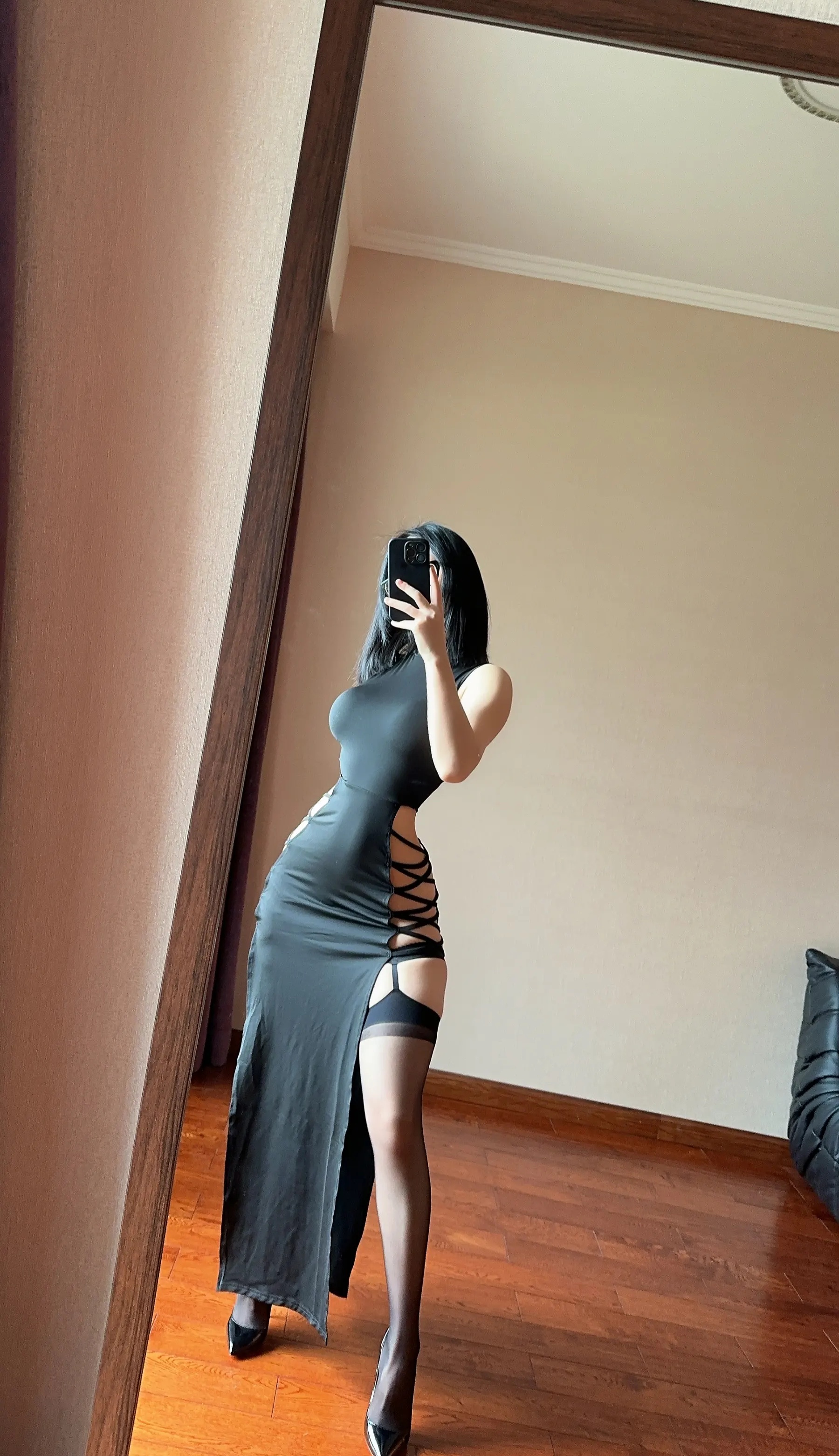 健身达人_俏妞QiaoniuTT_No.128 &ndash; 国风黑丝开叉旗袍 [30P]-看套图