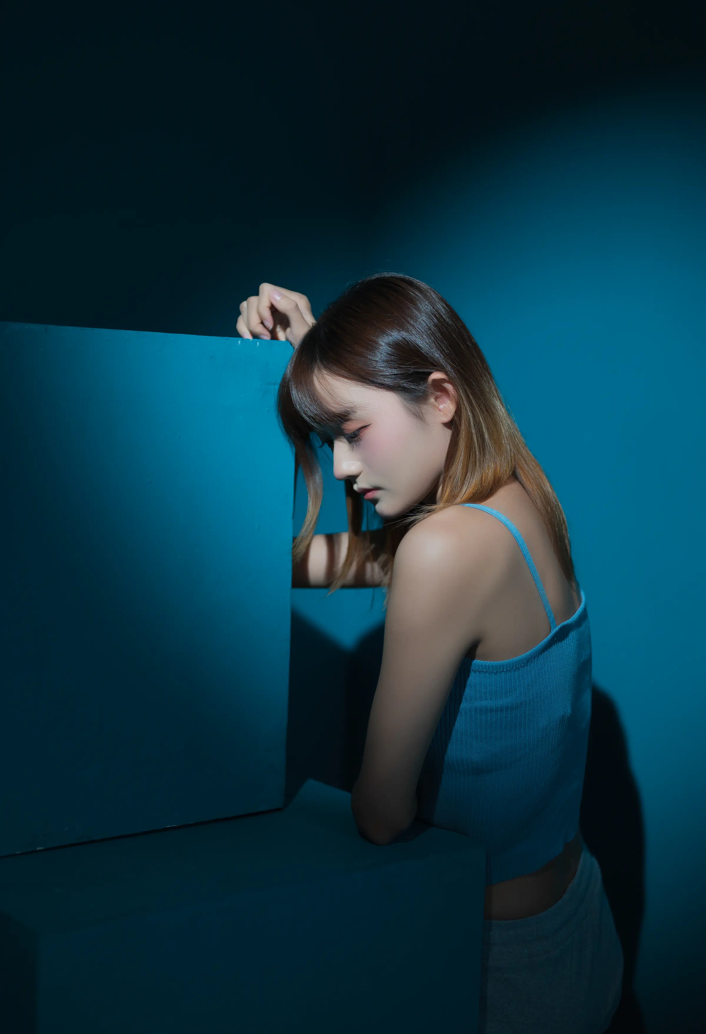 颜值博主_兔子Zzz不吃胡萝卜_No.058 &ndash; 抑郁的蓝房间 主题写真 [26P]Xiuren秀人写真高清美女套图写真下载-看套图看套图