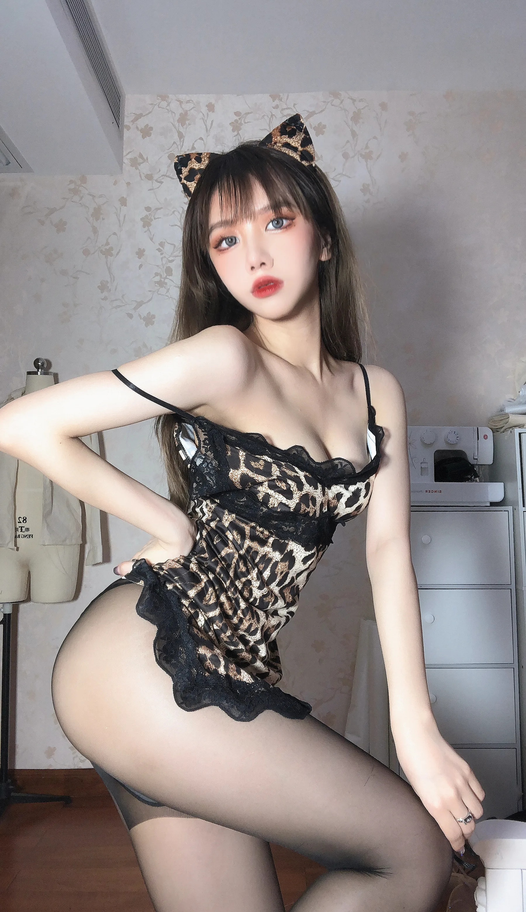 Coser美女_果咩酱w_No.007 &ndash; 豹女姐姐 主题写真 [25P]Xiuren秀人写真高清美女套图写真下载-看套图看套图