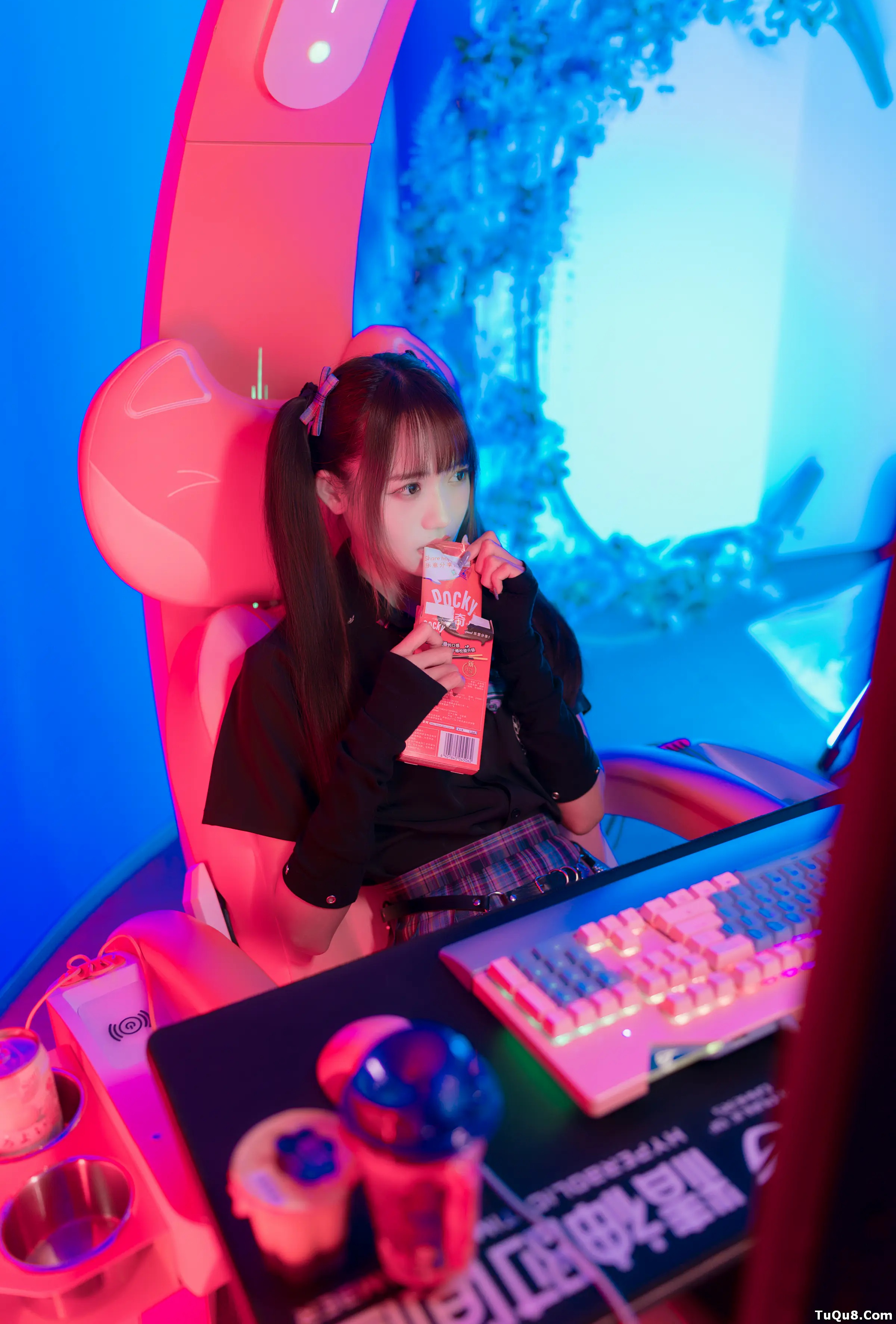 颜值博主_兔子Zzz不吃胡萝卜_No.041 &ndash; 电竞少女 主题写真 [21P]Xiuren秀人写真高清美女套图写真下载-看套图看套图
