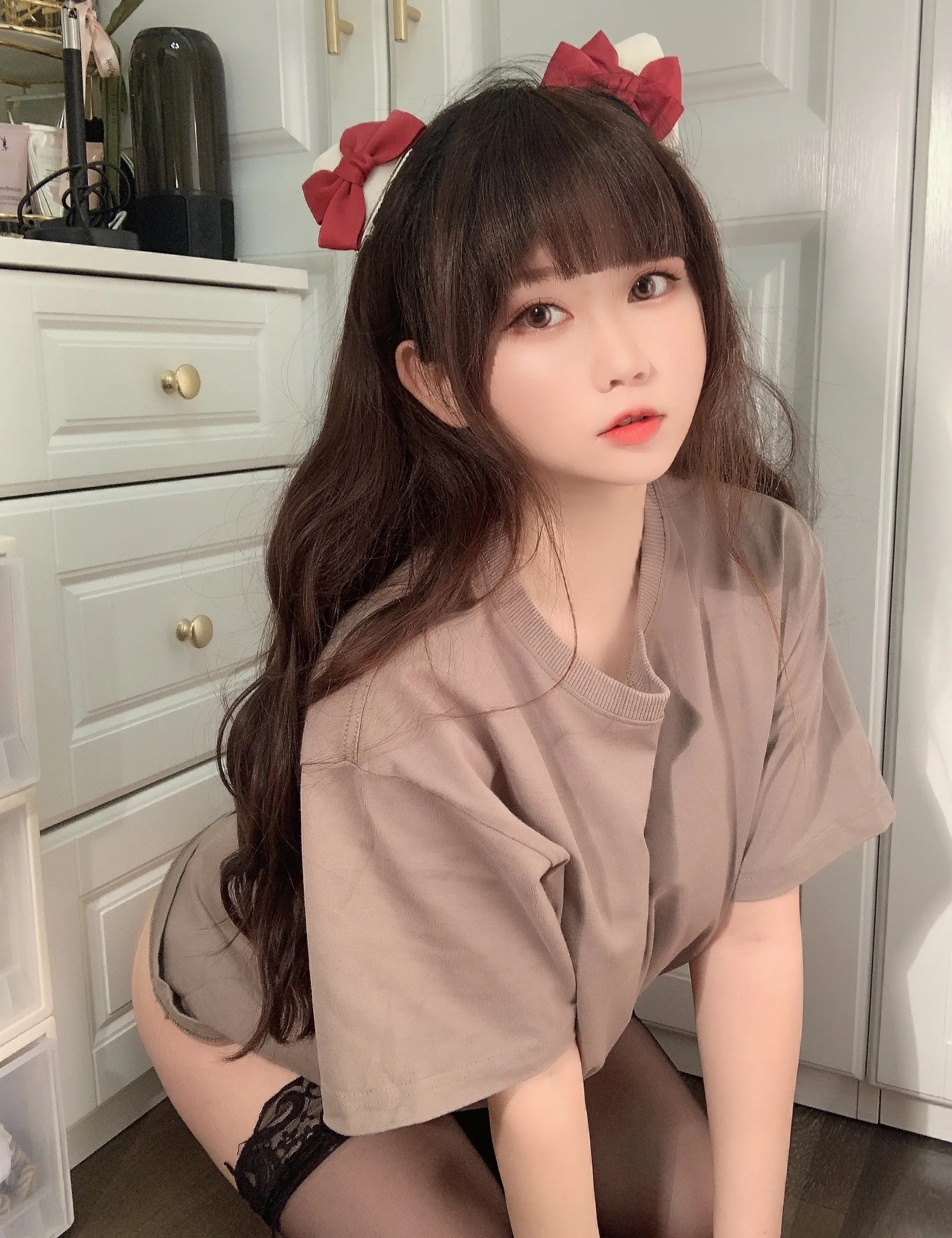 Coser美女_是依酱吖_No.042 T恤底下 主题写真 [31P]Xiuren秀人写真高清美女套图写真下载-看套图看套图